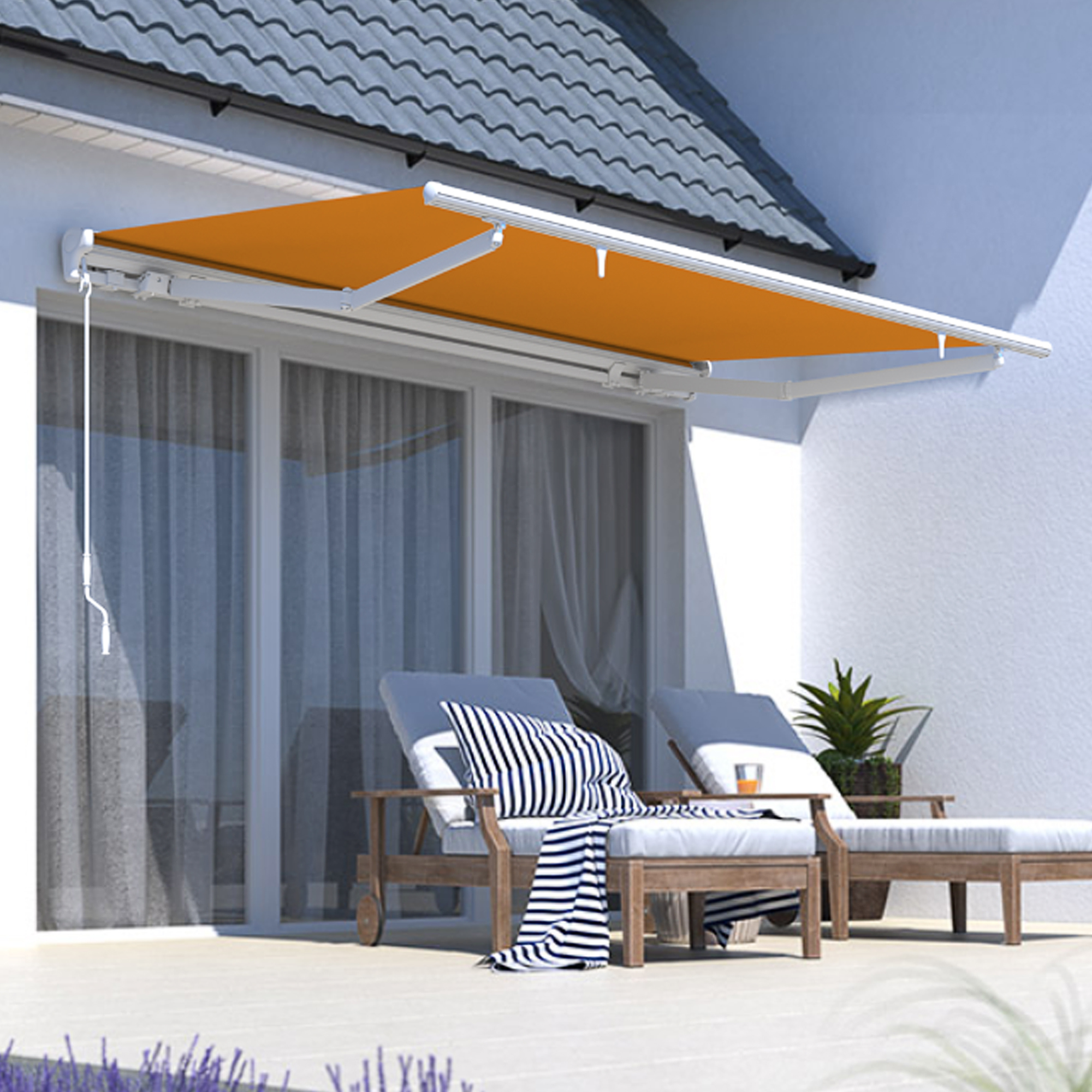 Halbkassettenmarkise über Terrasse mit Liegestühlen und Pflanze
