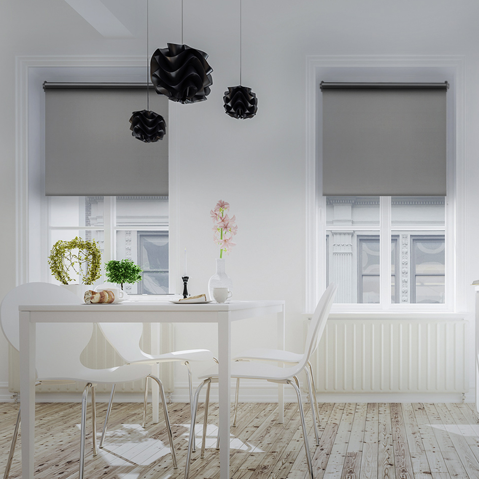 Esszimmer mit Tisch, Stühlen, Rollos an Fenstern und hängenden Lampen