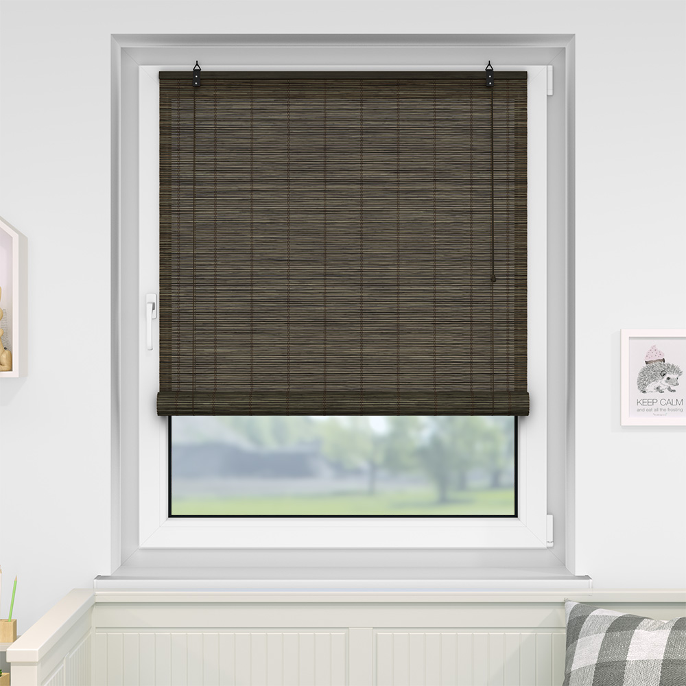 Bambusrollo an einem Fenster zur Lichtregulierung und Sichtschutz