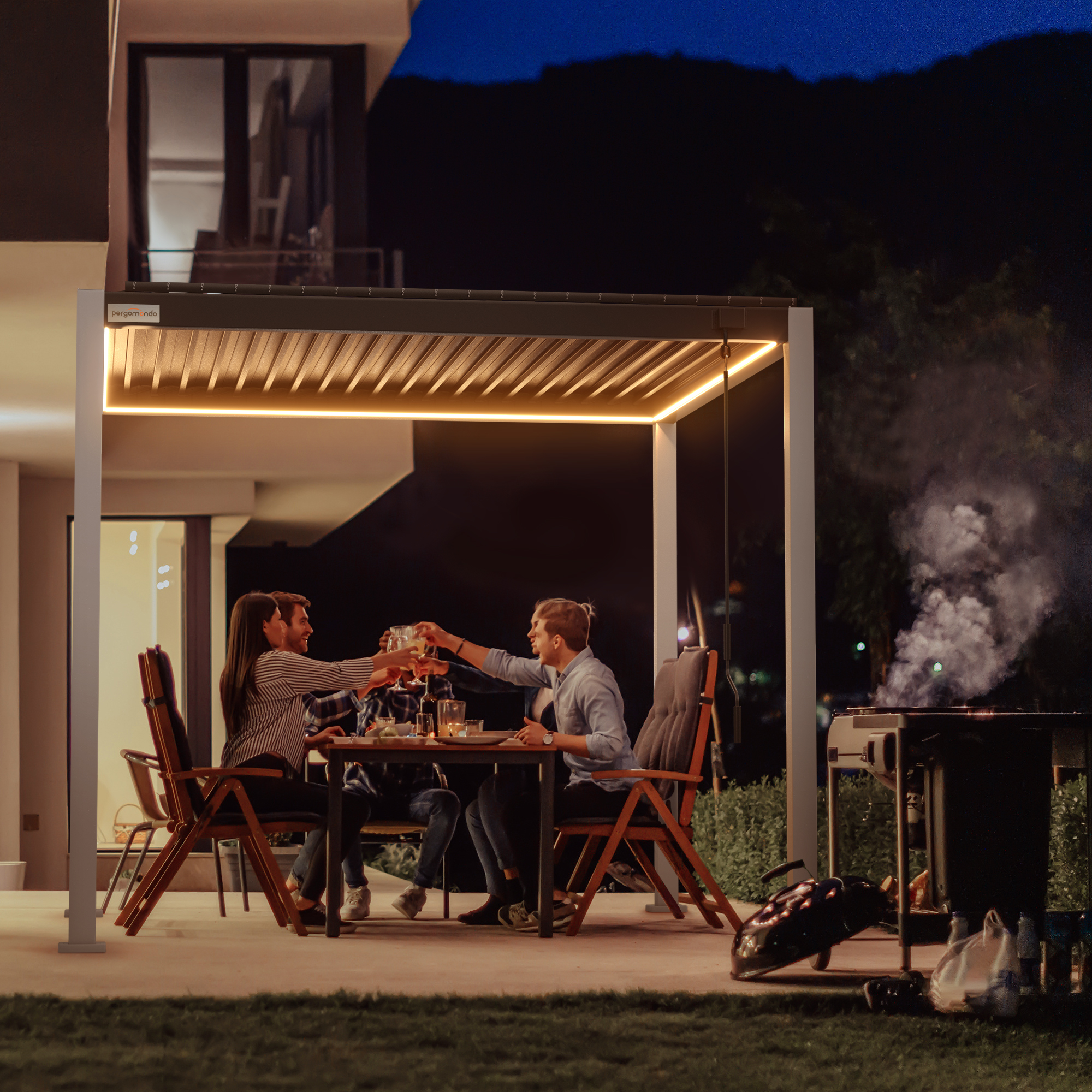 Personen sitzen unter einer Pergola mit Lamellendach und stoßen an
