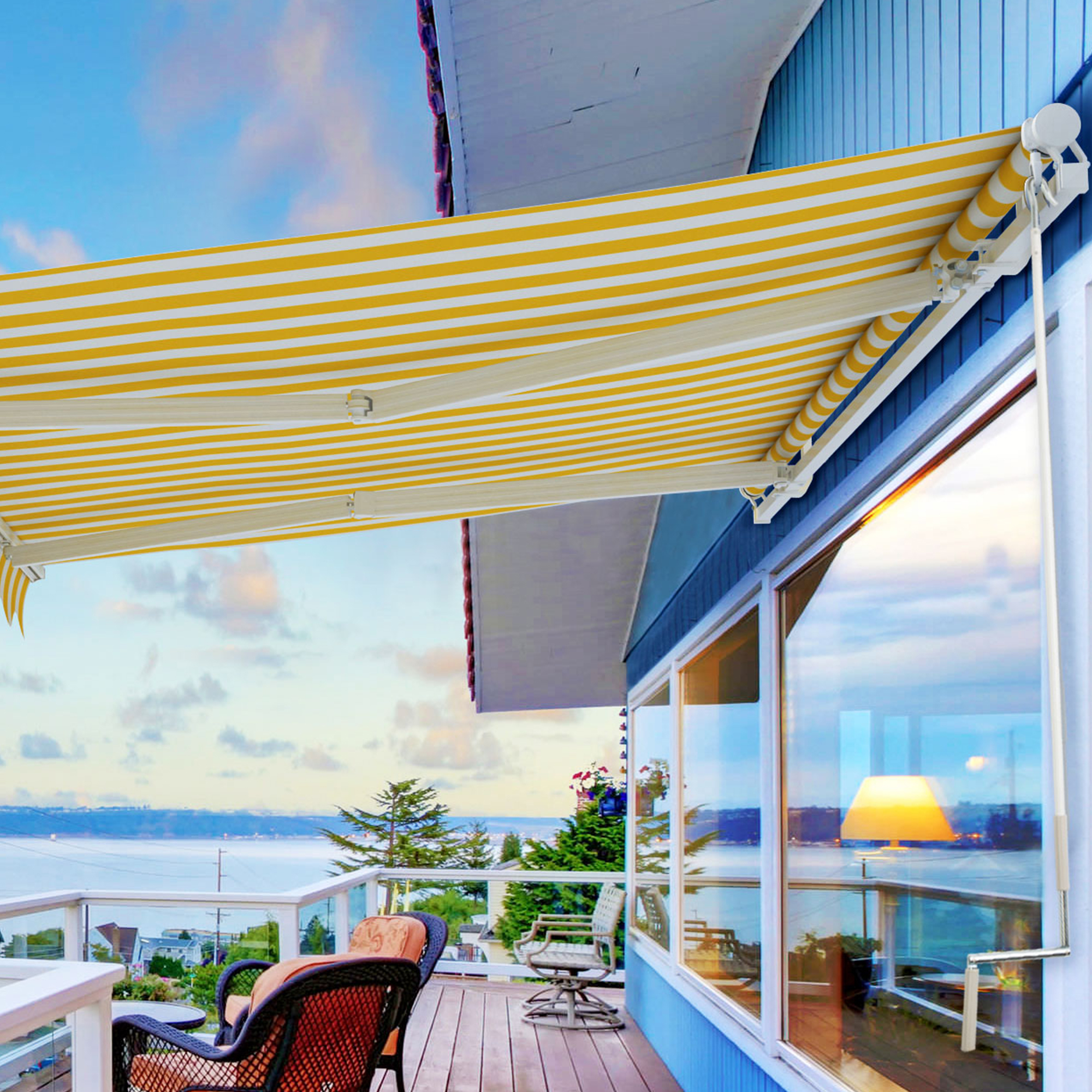 Markisen-Knickkurbel an einer Terrasse mit Blick auf das Meer und umliegende Landschaft