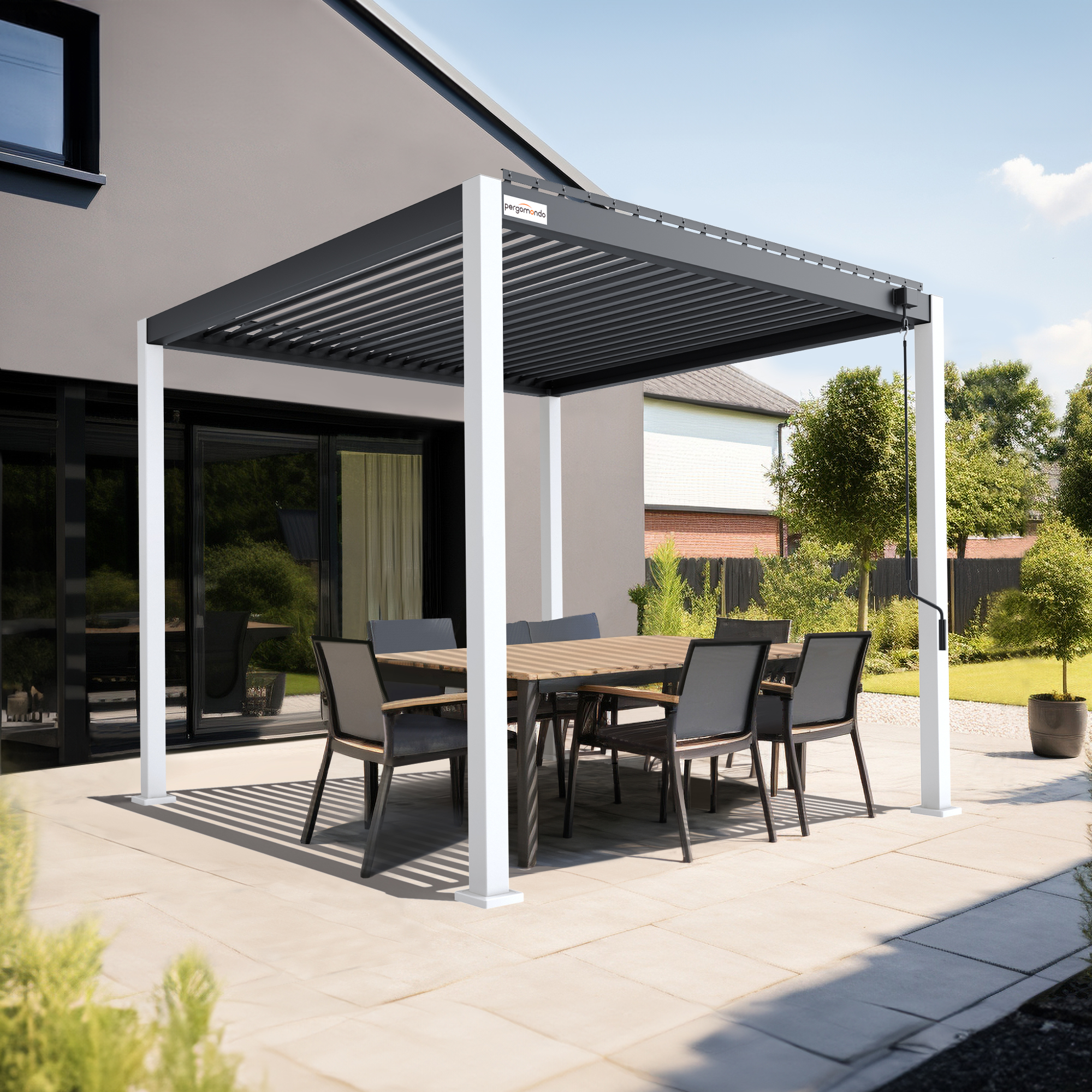 Pergola mit Lamellendach über einem Esstisch im Freien auf einer Terrasse