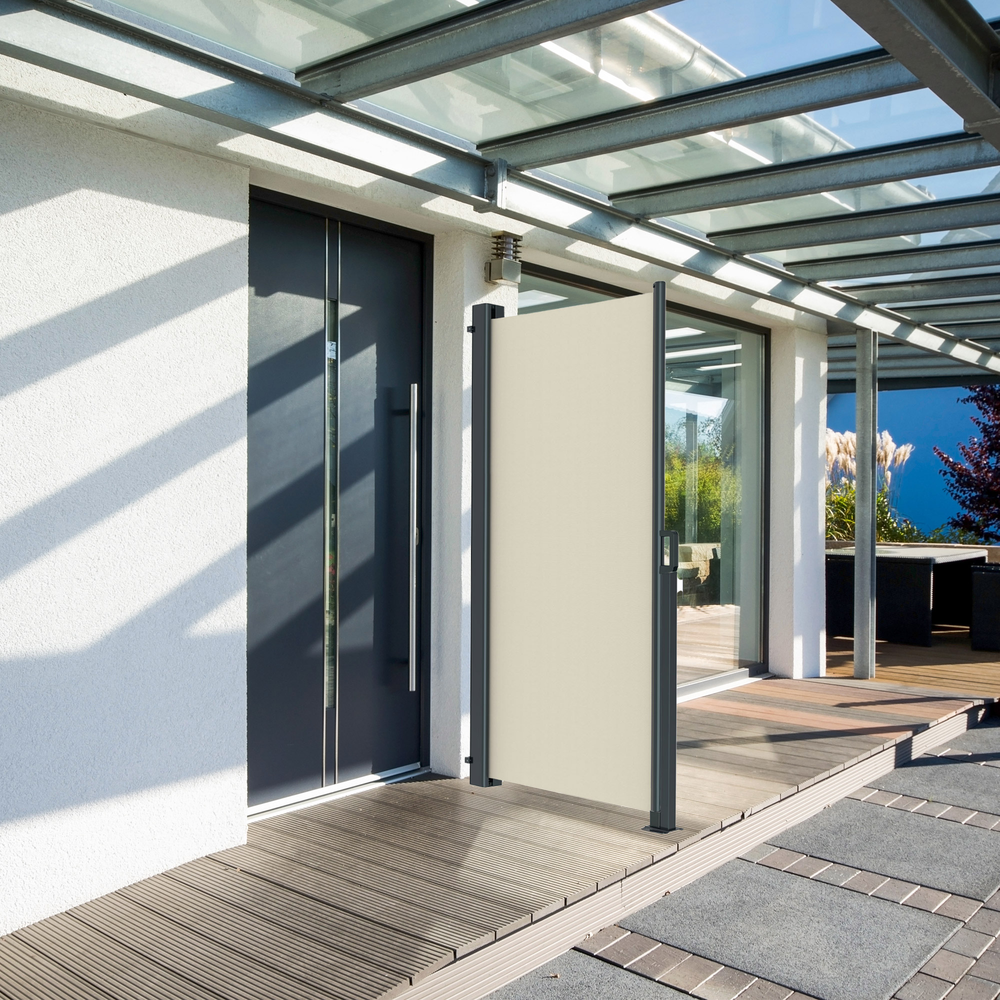 Seitenzugmarkise auf Terrasse vor Glastür, bietet Sicht- und Windschutz