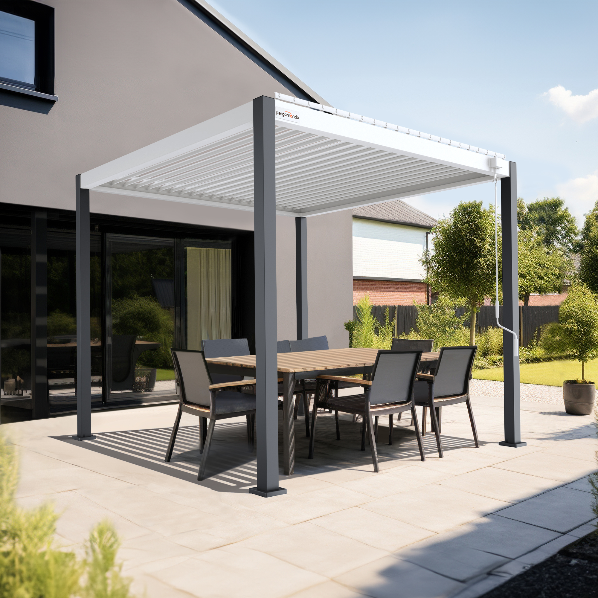 Pergola mit Lamellendach über einem Esstisch im Freien
