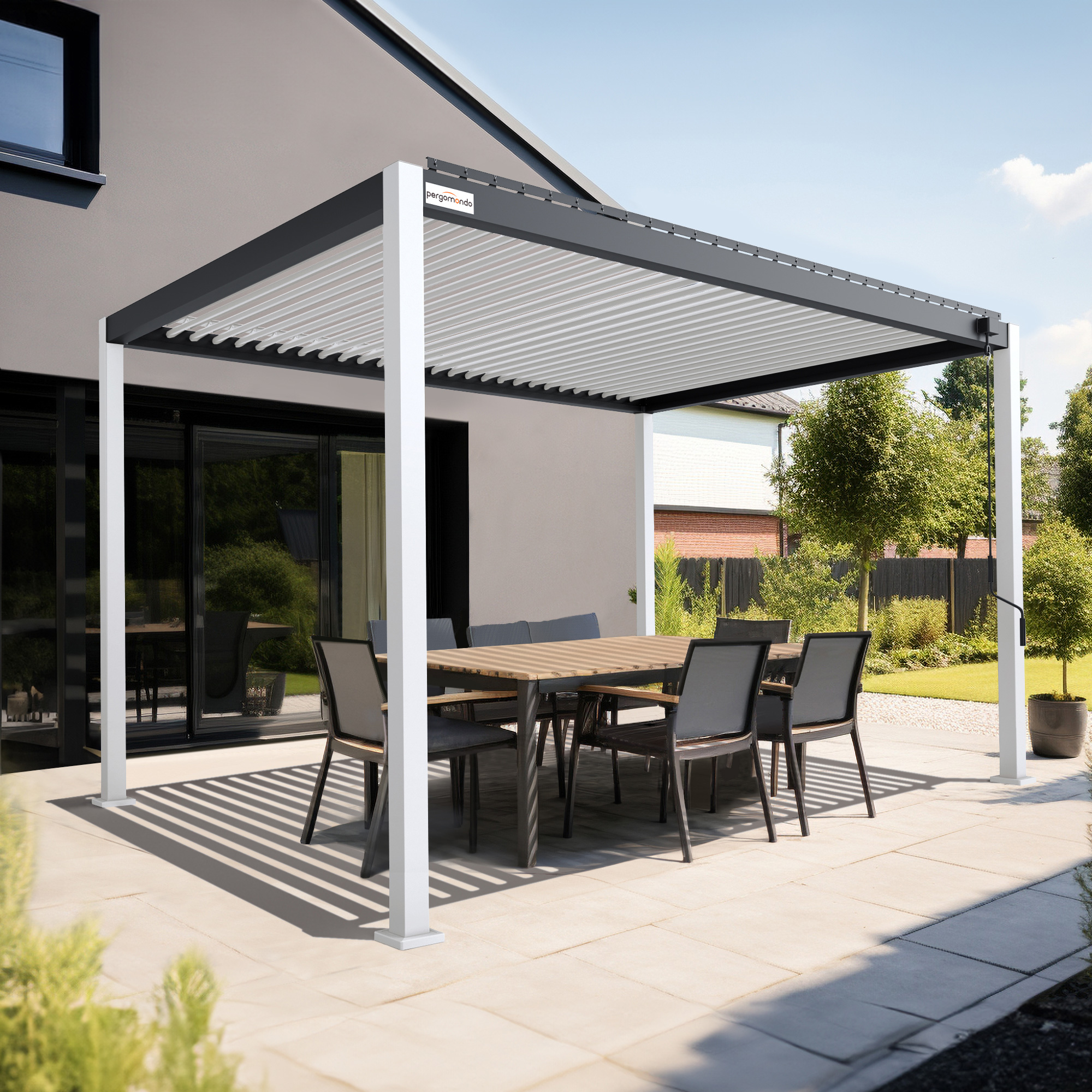 Pergola mit verstellbarem Lamellendach über einem Terrassenbereich mit Tisch und Stühlen