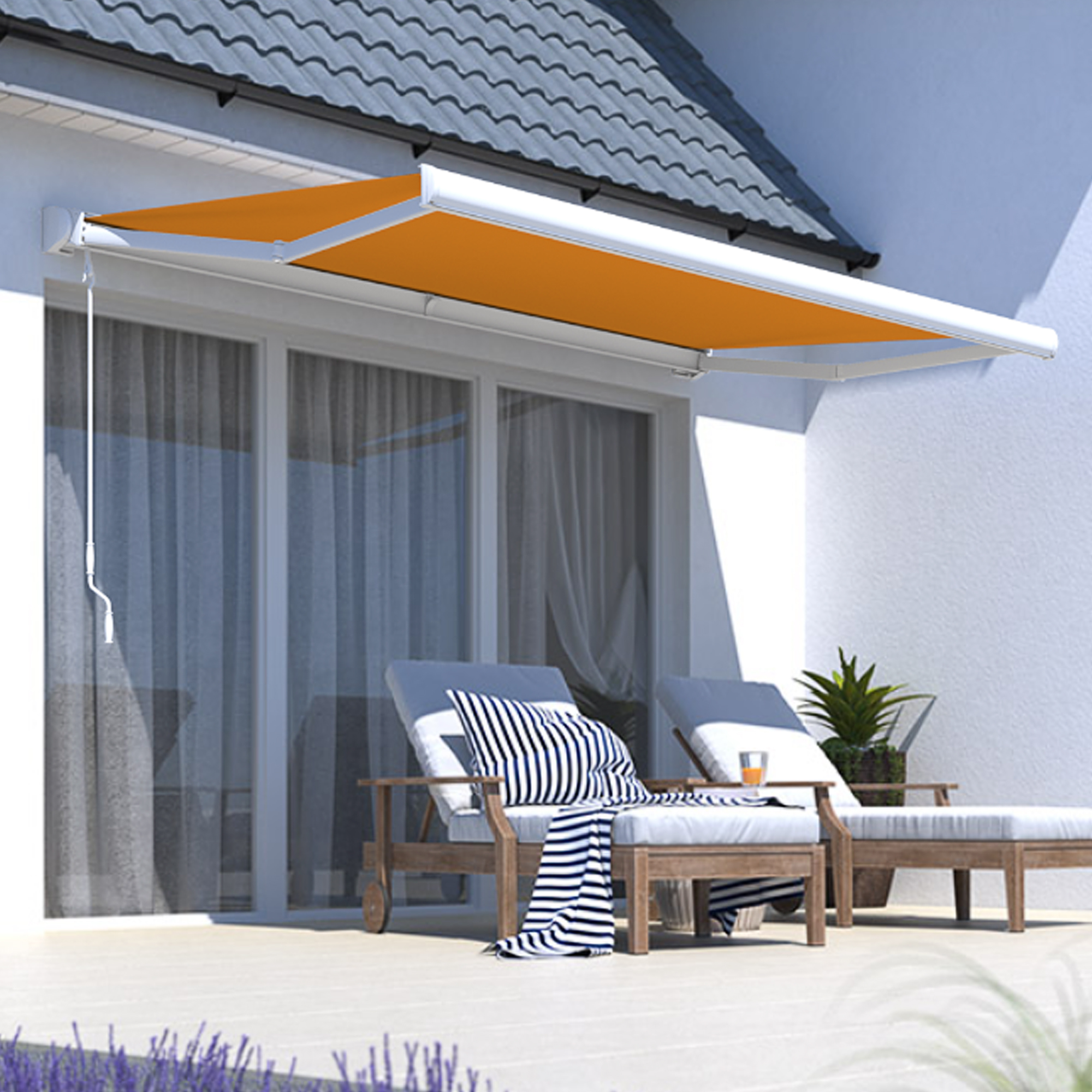 Vollkassettenmarkise über Terrasse mit Liegestühlen und Pflanze im Hintergrund
