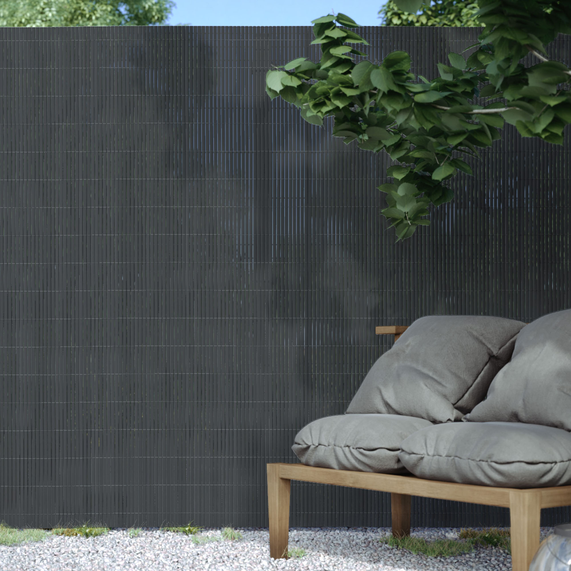 Sichtschutzmatte aus PVC hinter einem Gartenstuhl mit Kissen im Außenbereich