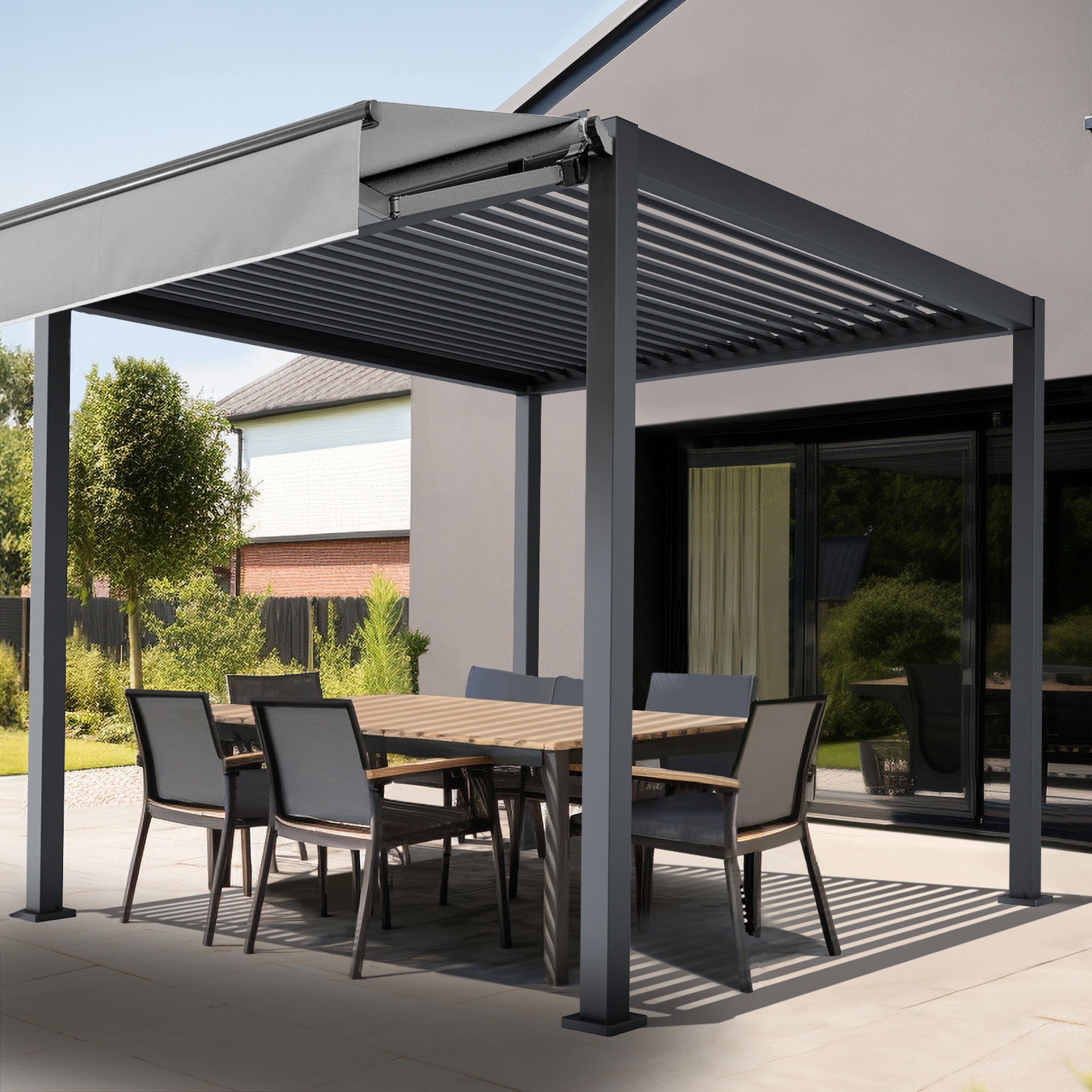 Markise über Pergola mit Lamellendach und darunter stehenden Gartenmöbeln