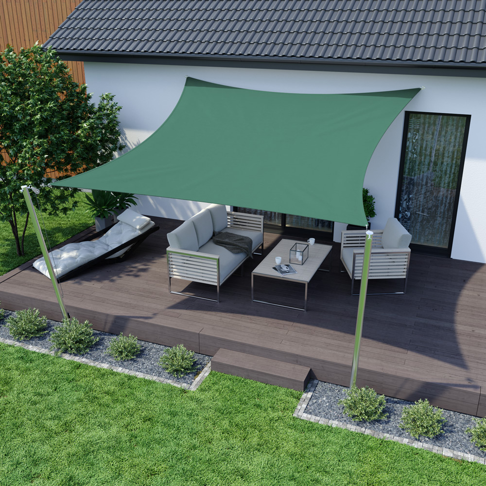 Dreieckiges Sonnensegel über Terrasse mit Sitzgruppe und Tisch