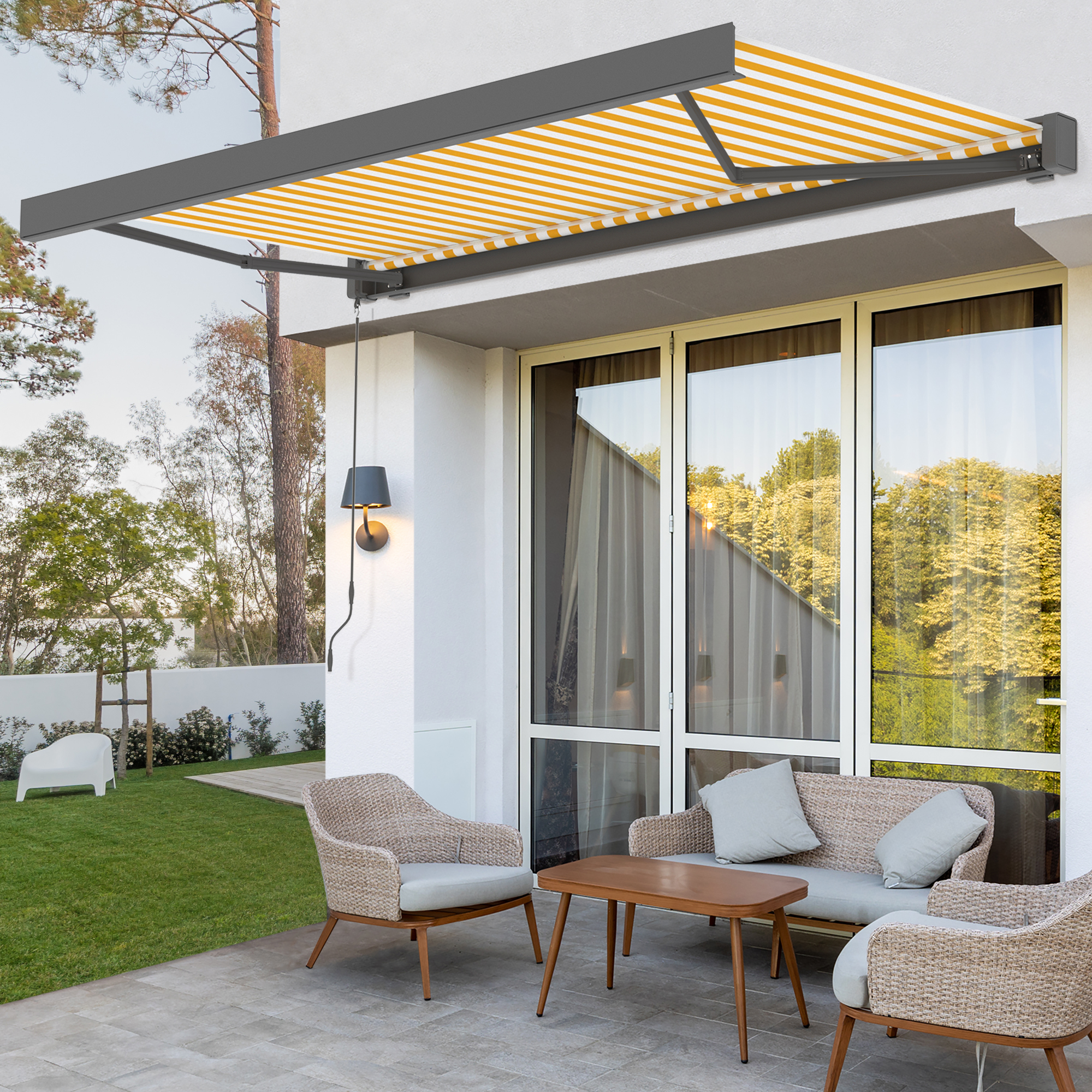 Terrassenmarkise mit LED-Beleuchtung über Sitzgruppe vor Fensterfront