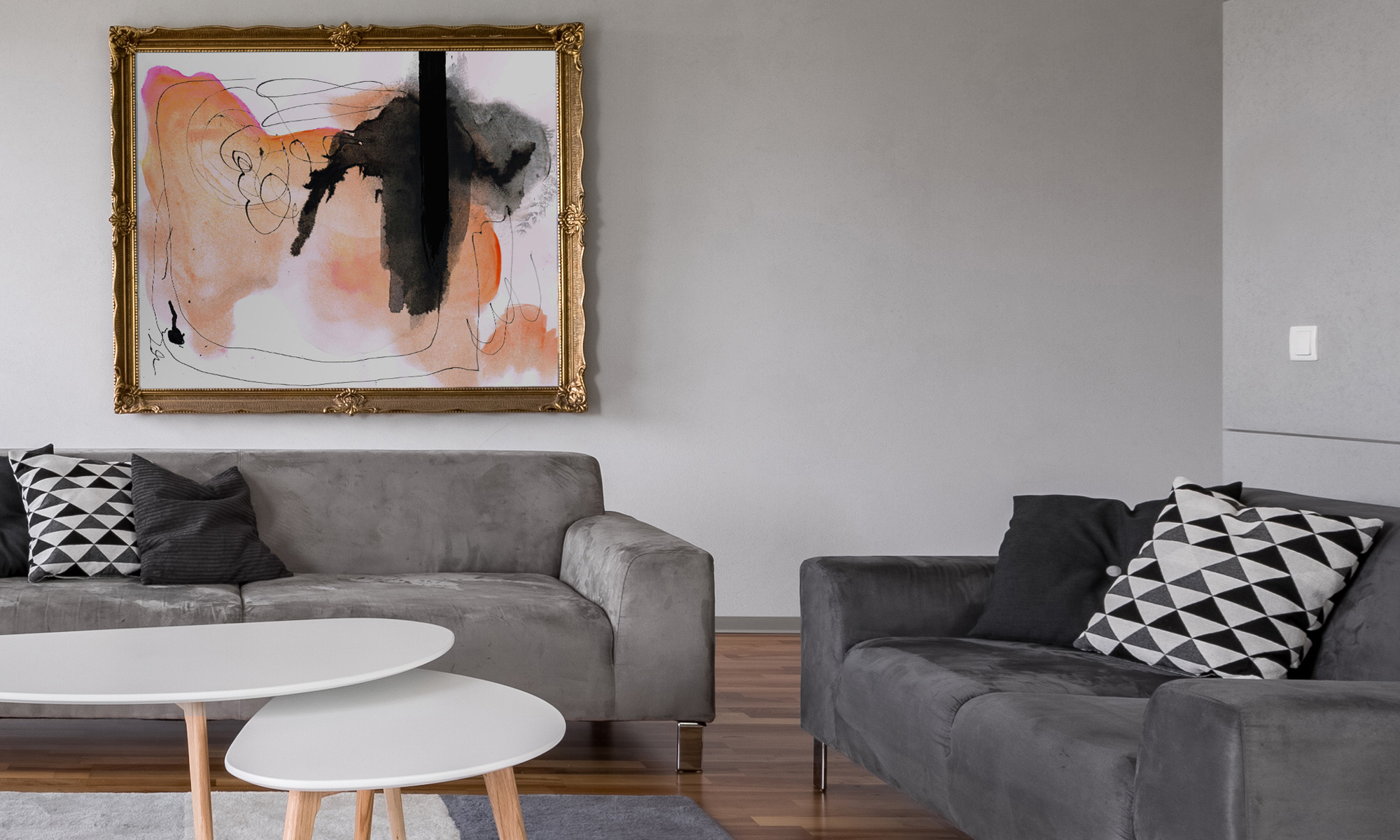Zwei Sofas mit Kissen, Couchtische und ein abstraktes Gemälde an der Wand