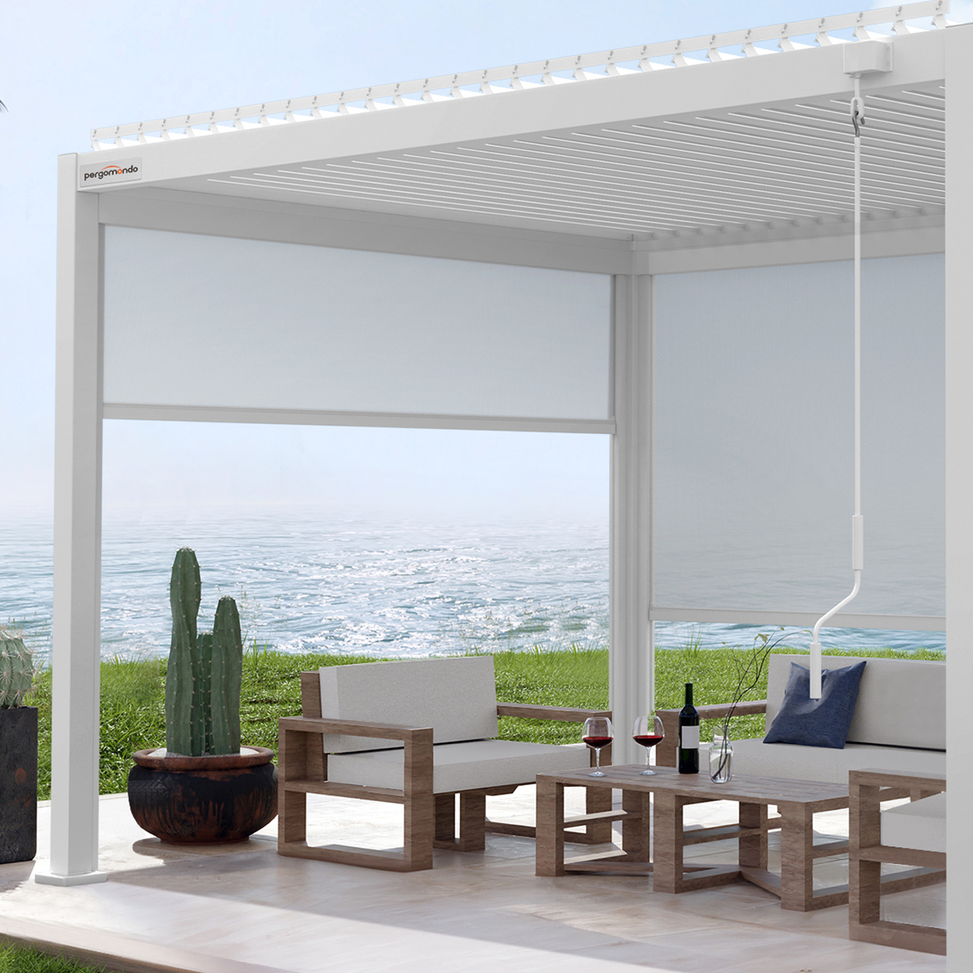 Pergola mit Lamellendach und Sitzbereich am Wasser mit Tisch und Stühlen
