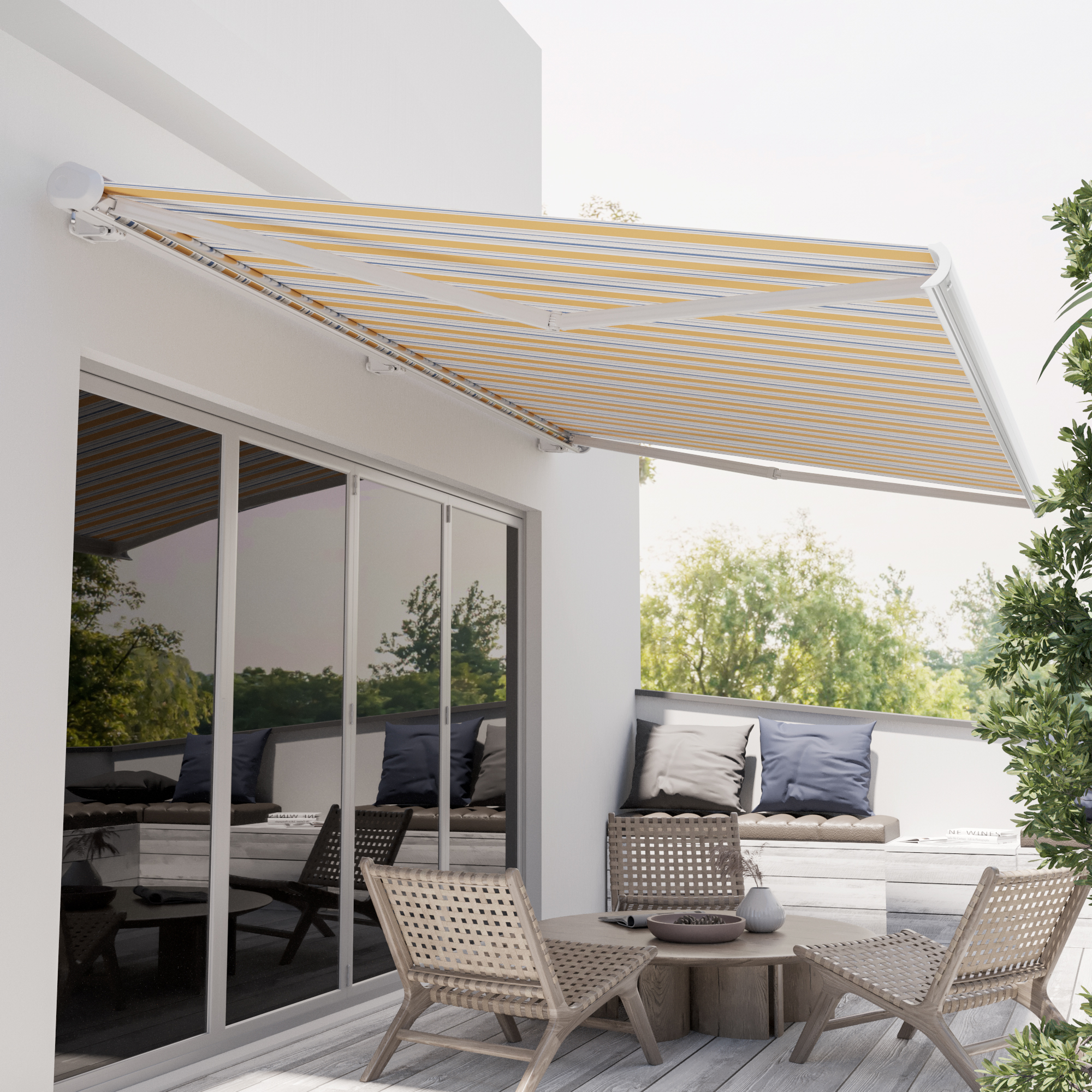Kassettenmarkise an Hauswand über Terrasse mit Sitzmöbeln und Pflanzen