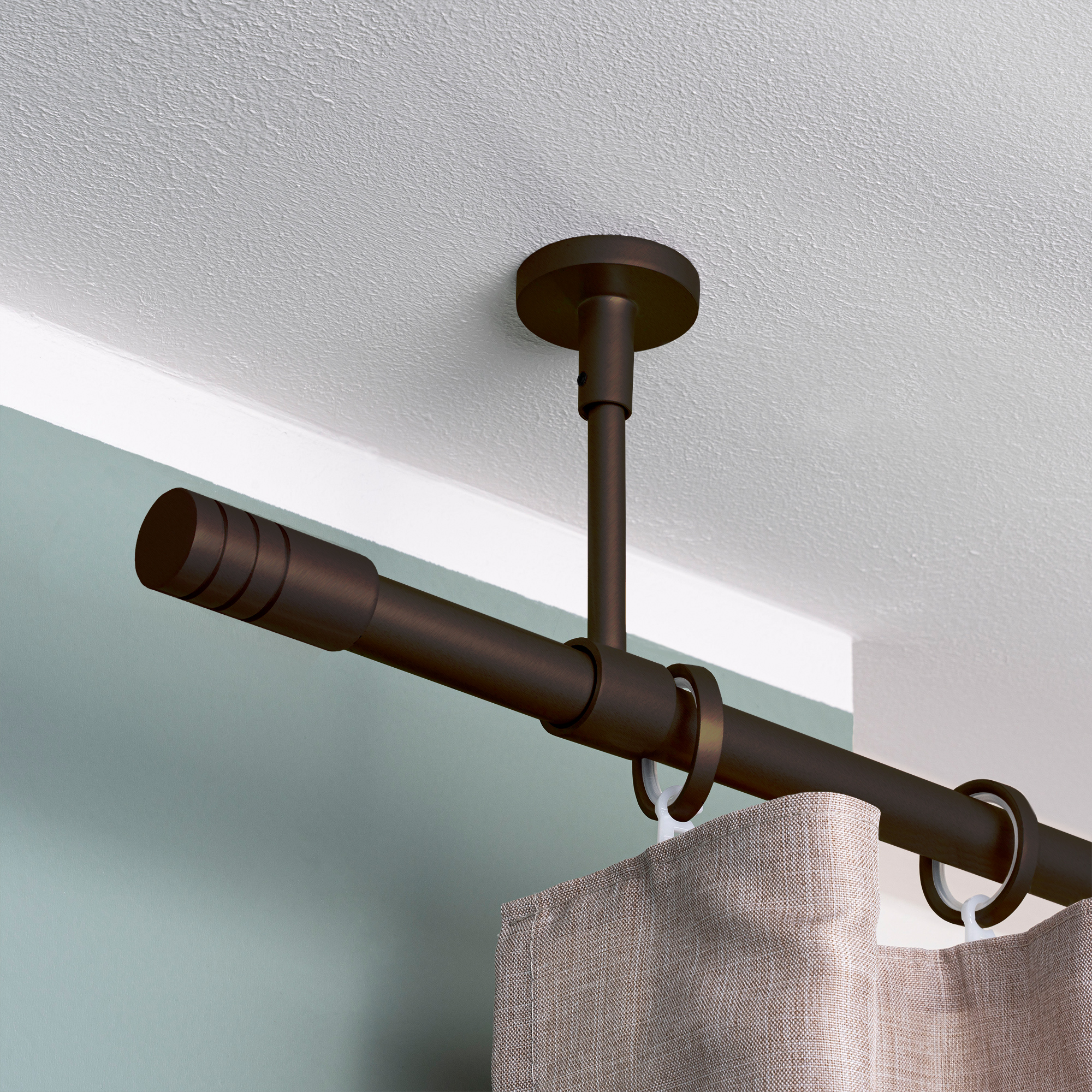 Deckenmontierte Gardinenstange mit Ringen und Vorhang in modernem Design