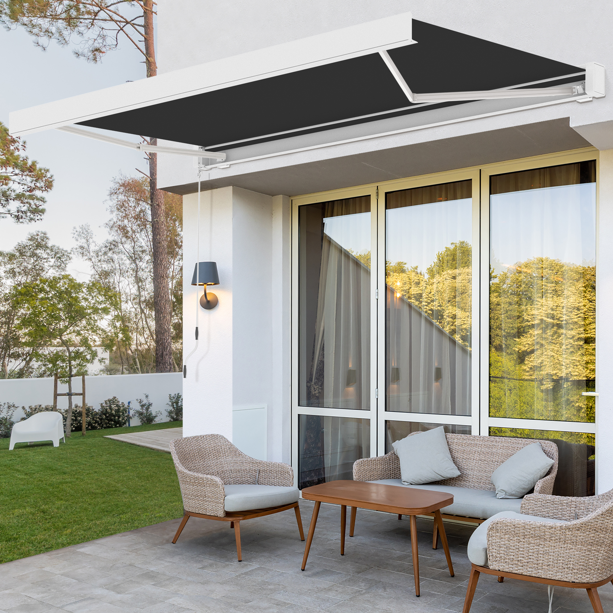 Terrassenmarkise über Sitzbereich vor Glasfront, bietet Sonnenschutz und Beleuchtung