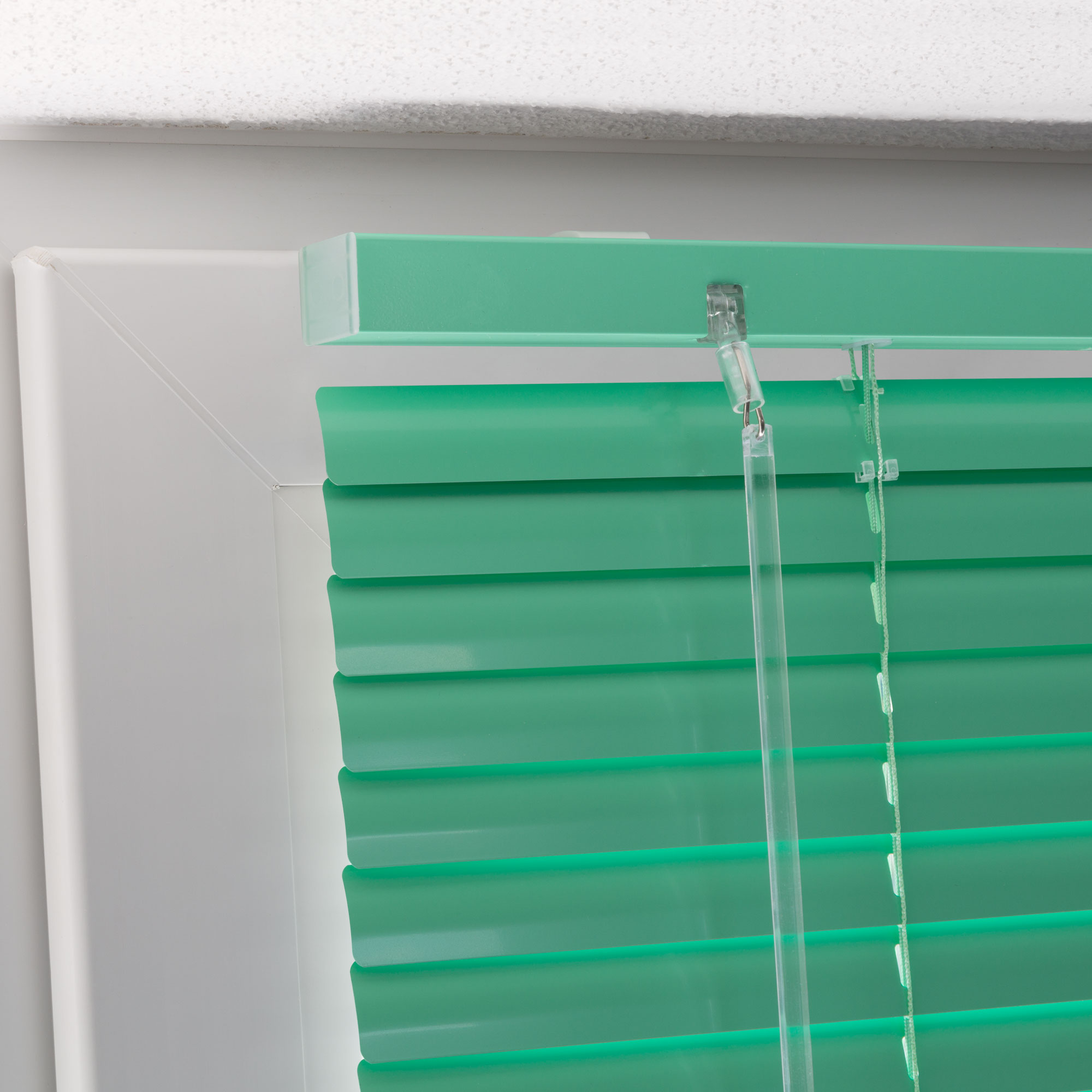 Aluminiumjalousie an einem Fenster mit verstellbaren Lamellen und Zugmechanismus