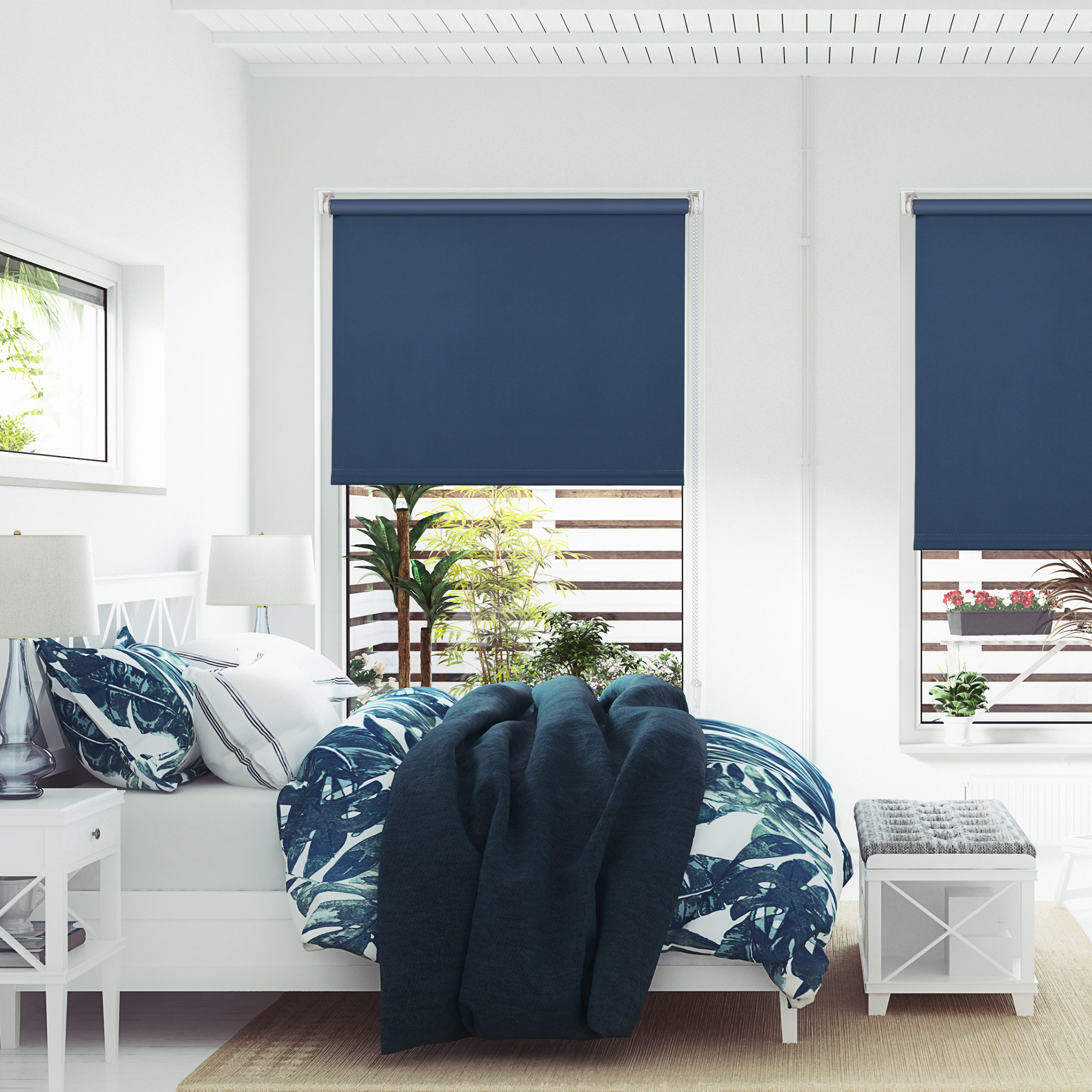 Schlafzimmer mit zwei Rollos an den Fenstern, Bett mit Kissen und Decke, Nachttische mit Lampen