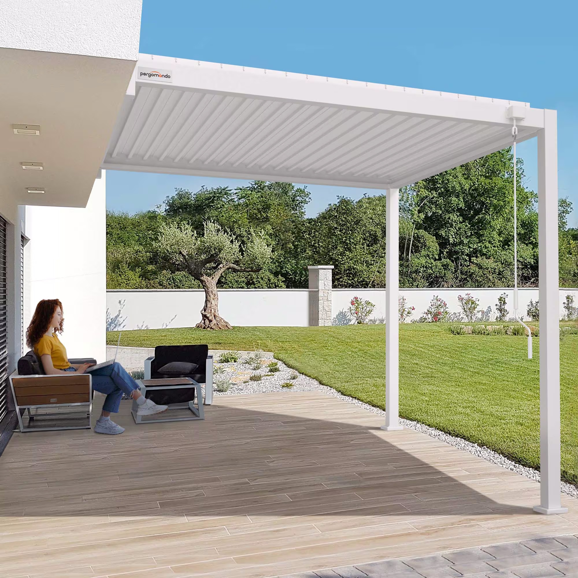 Pergola mit Lamellendach auf Terrasse, Person sitzt darunter, Garten im Hintergrund