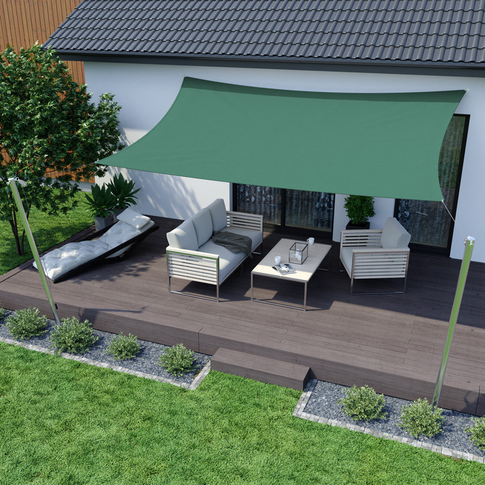 Dreieckiges Sonnensegel über Terrasse mit Sitzgruppe und Tisch