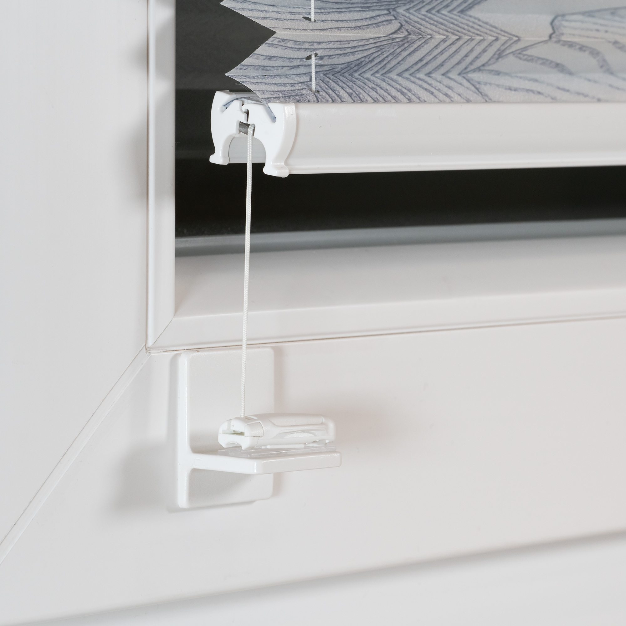 Fensterrollo mit Zugkordel und Halterung an einem Fensterrahmen