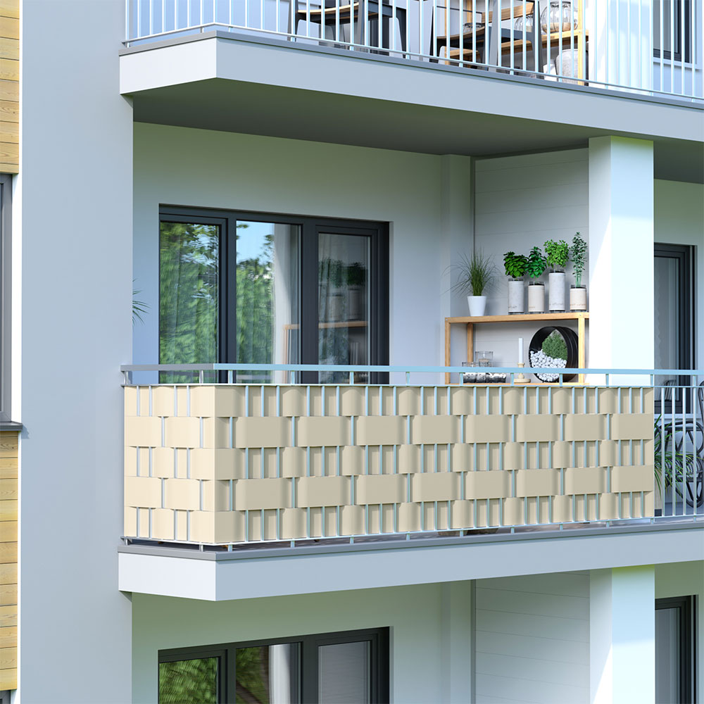 Balkon mit dekorativem Geländer und Pflanzen auf einem Regal im Hintergrund