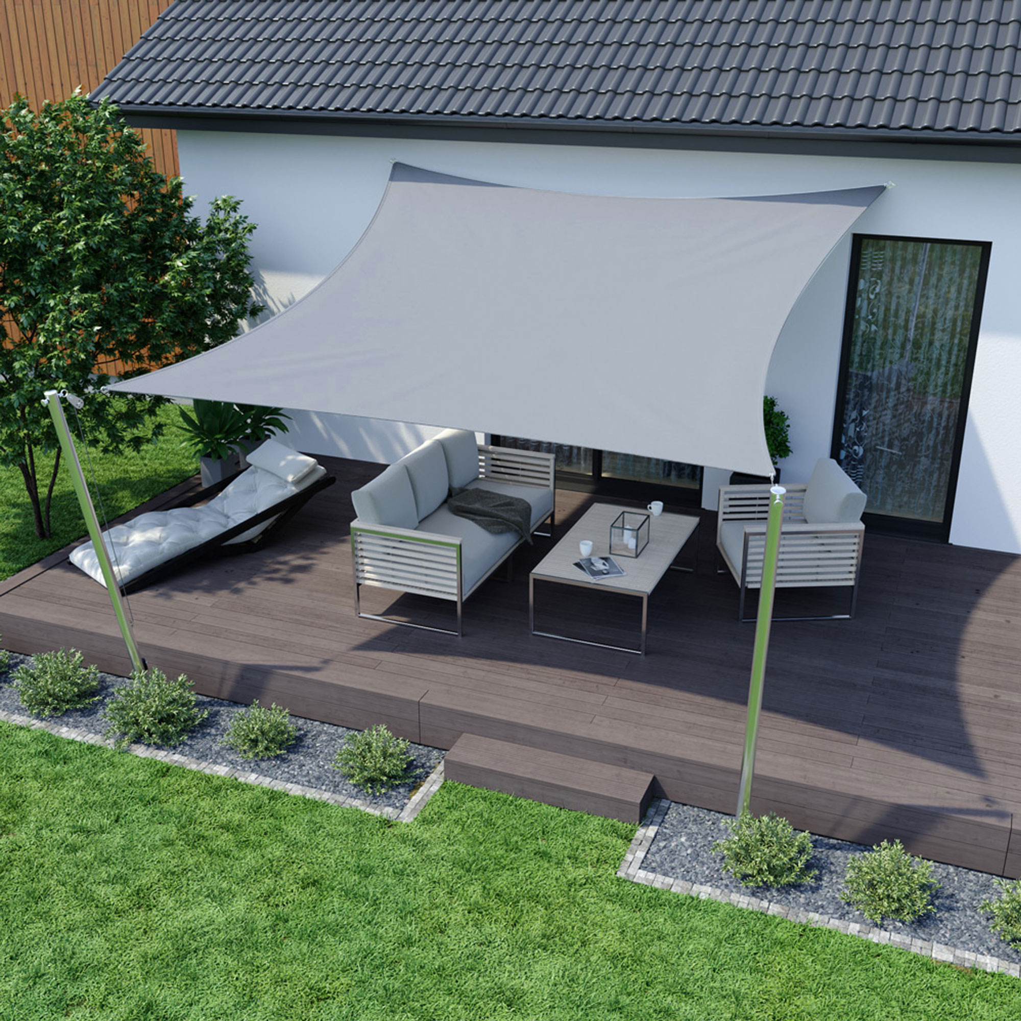 Dreieckiges Sonnensegel über Terrasse mit Sitzgruppe und Tisch