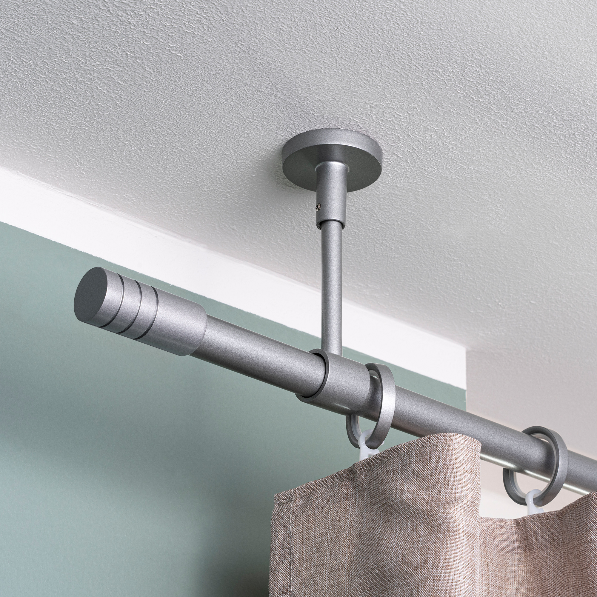Deckenmontierte Gardinenstange mit Ringen und Vorhang in modernem Design