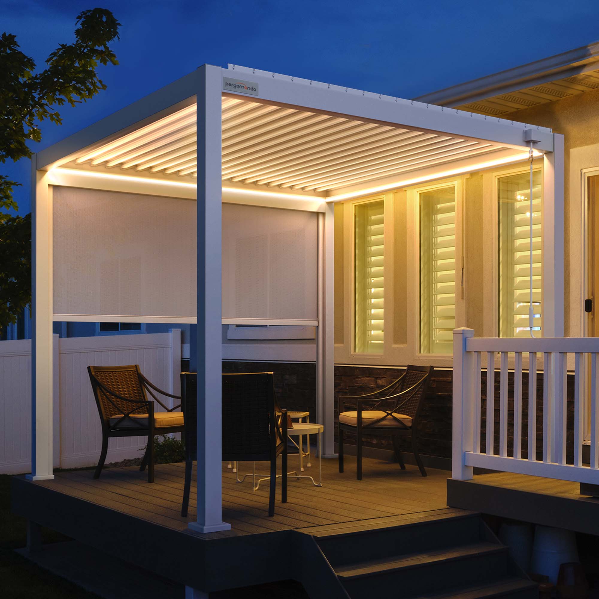 Pergola mit Lamellendach über Terrasse mit Sitzmöbeln und Beleuchtung