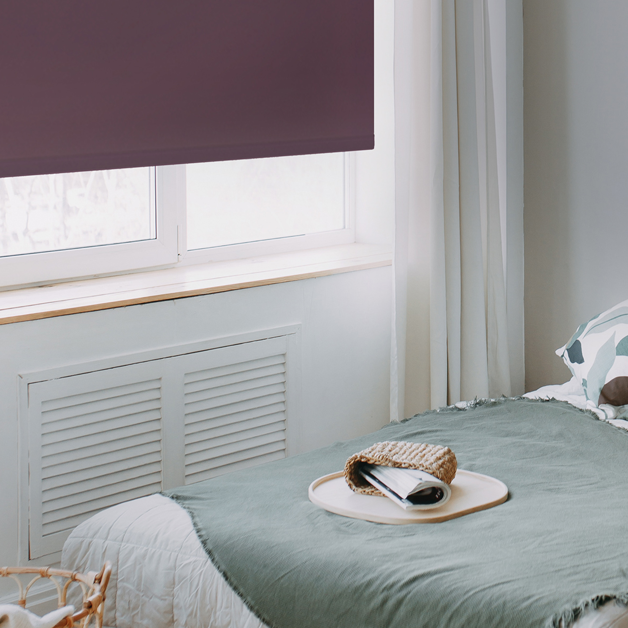 Schlafzimmer mit Bett, Fenster und Klemmfix-Rollo im Hintergrund