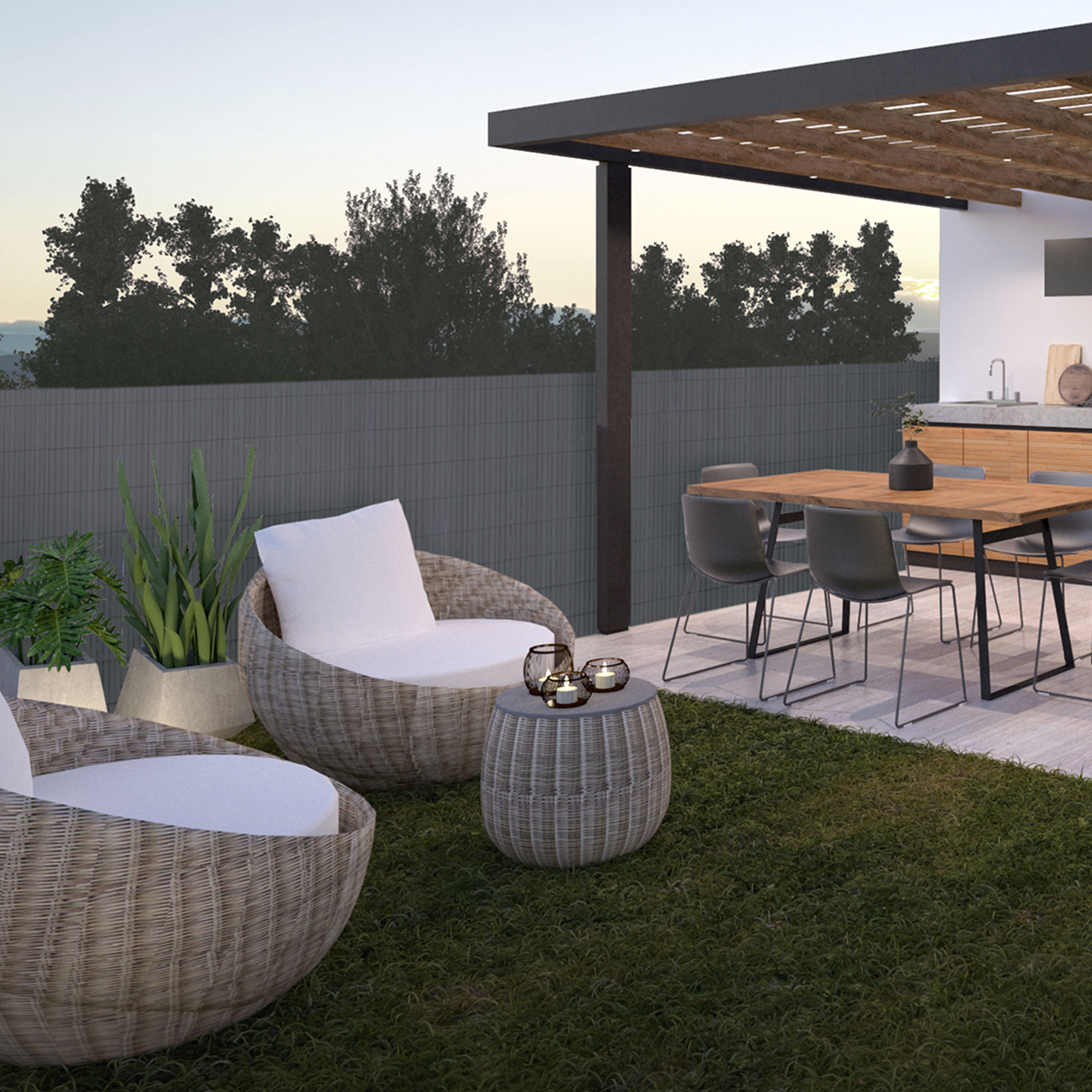 Terrasse mit Möbeln und PVC Sichtschutzmatte im Hintergrund