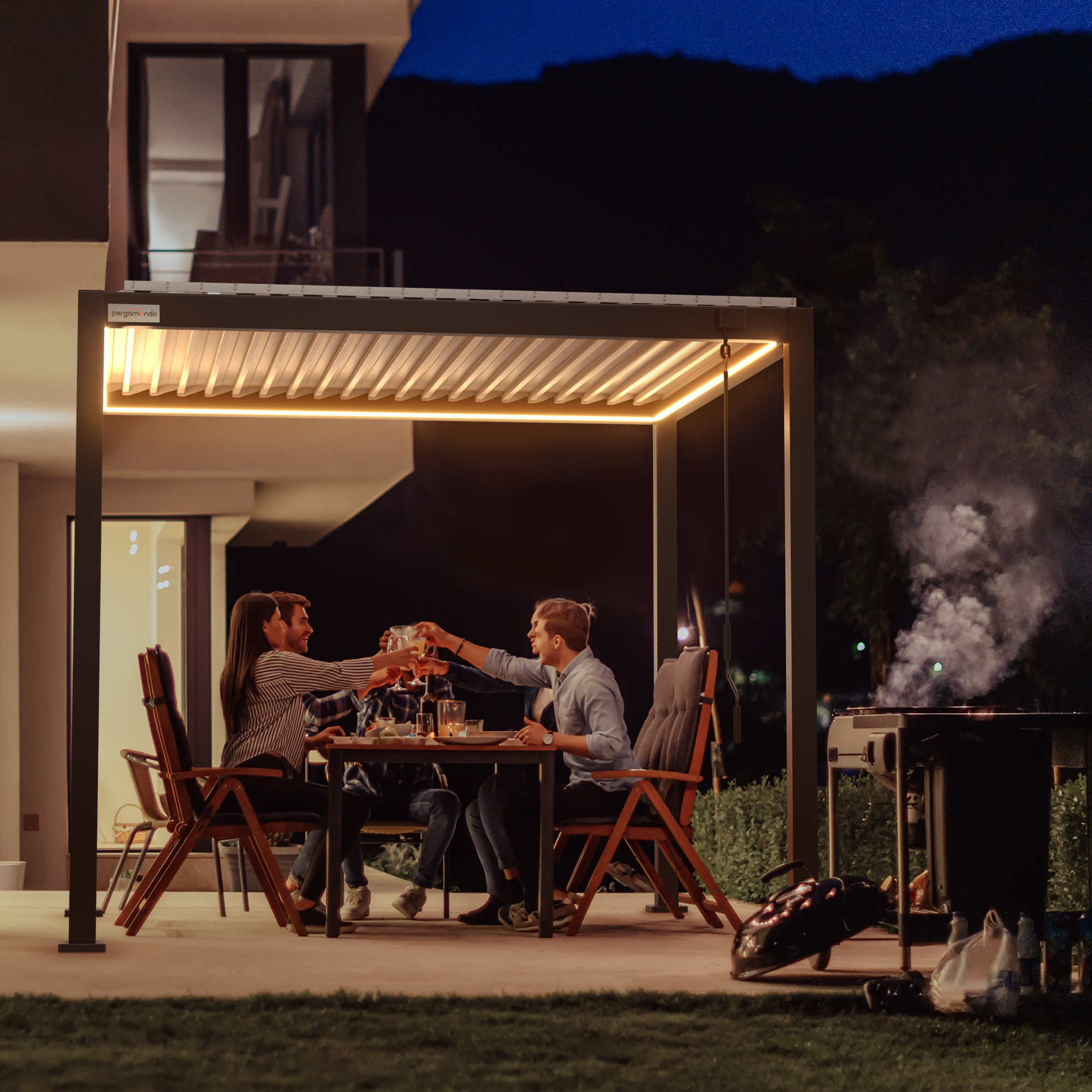 Gruppe sitzt unter Pergola mit Lamellendach und stößt an