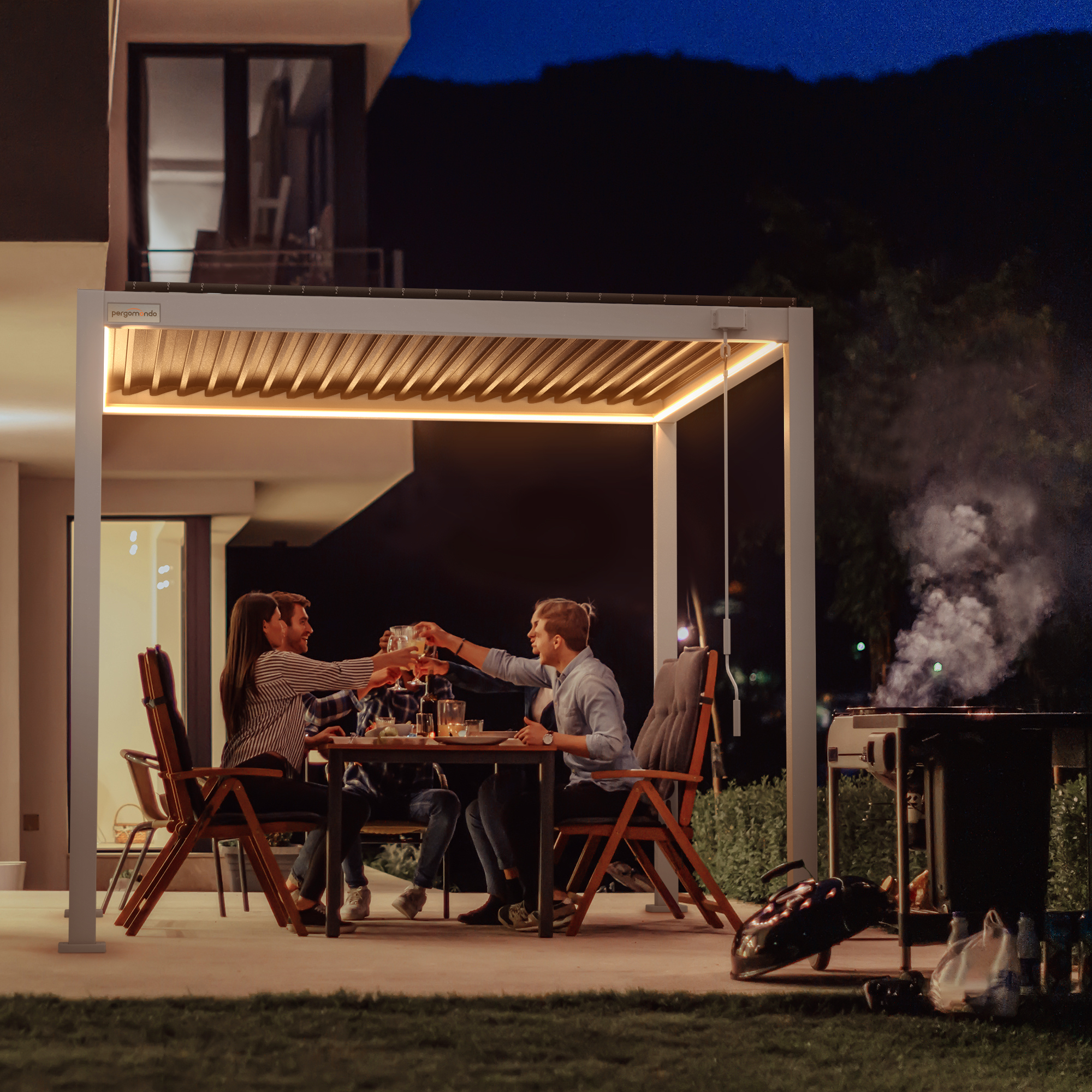 Menschen sitzen unter einer Pergola mit Lamellendach und stoßen an