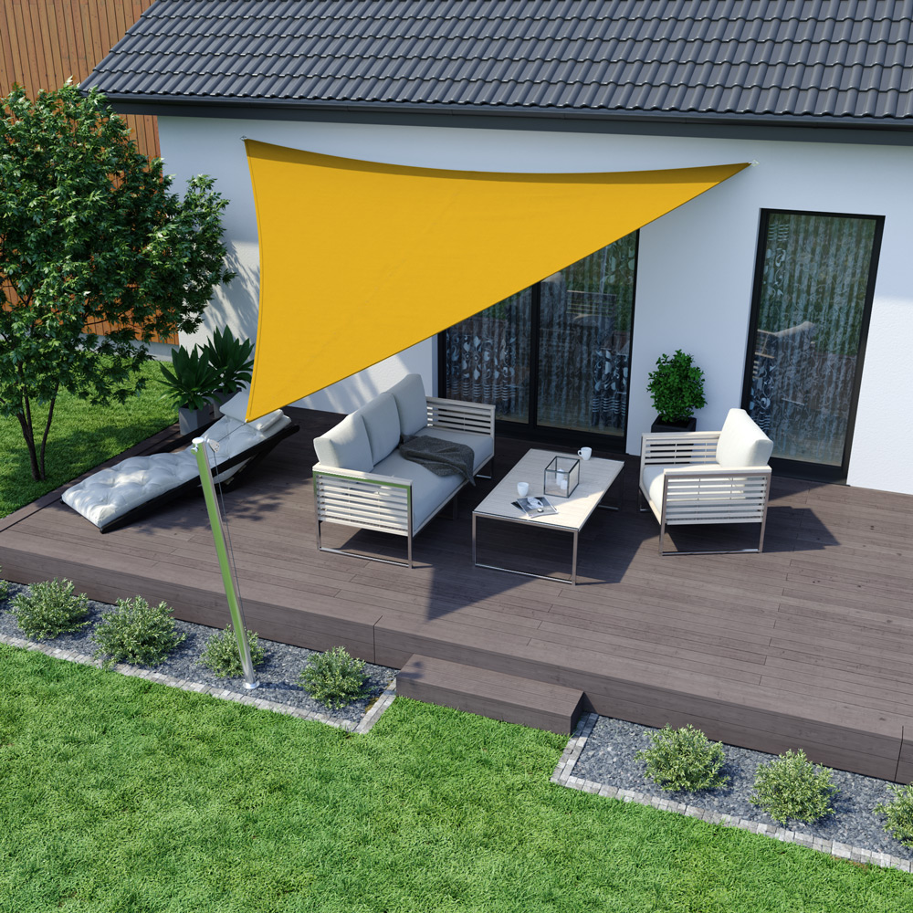 Dreieckiges Sonnensegel über Terrasse mit Sitzgruppe und Tisch