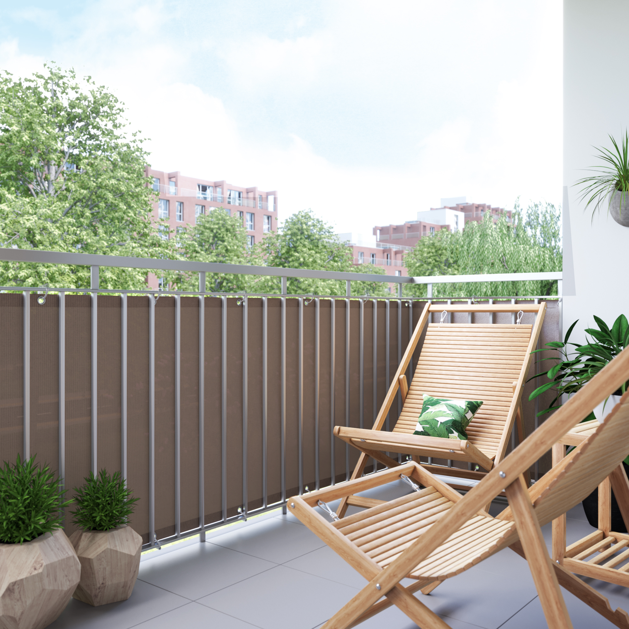 Balkon mit Bespannung aus atmungsaktivem Material, umgeben von Pflanzen und Stühlen