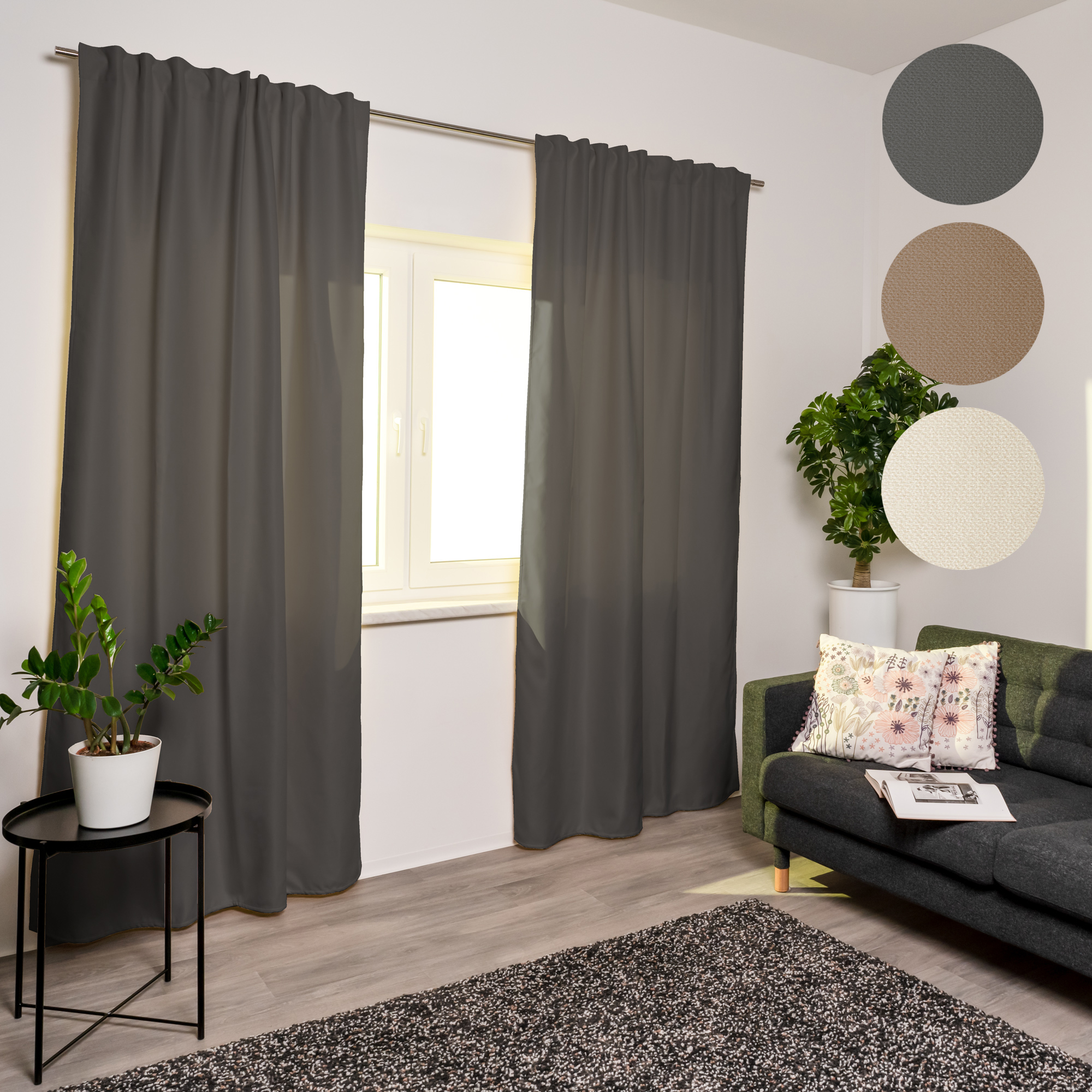 Thermo-Vorhang mit Kombiband an Fenster in modernem Wohnzimmerumfeld