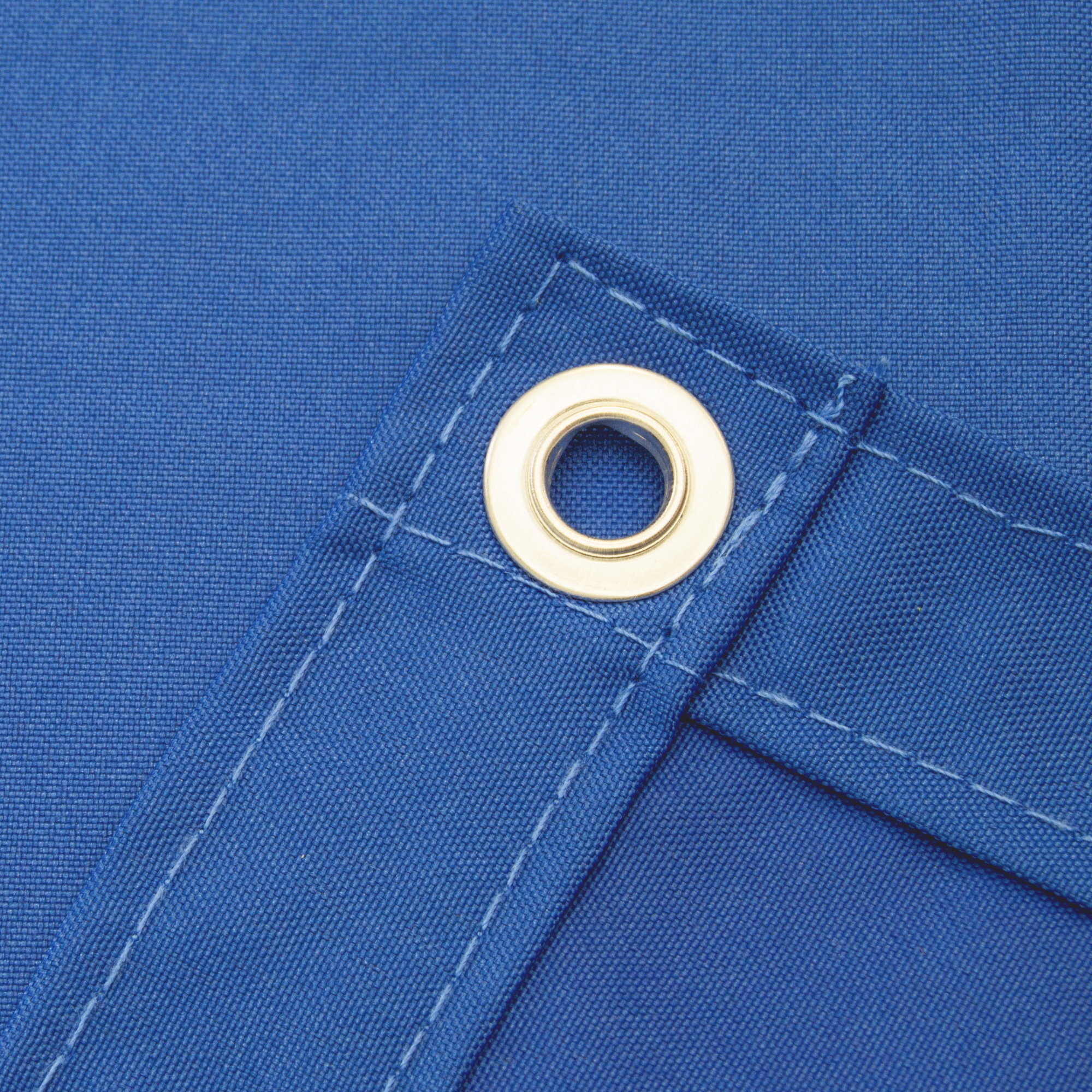Nahaufnahme einer Balkonbespannung aus wasserdichtem Polyester mit Öse zur Befestigung