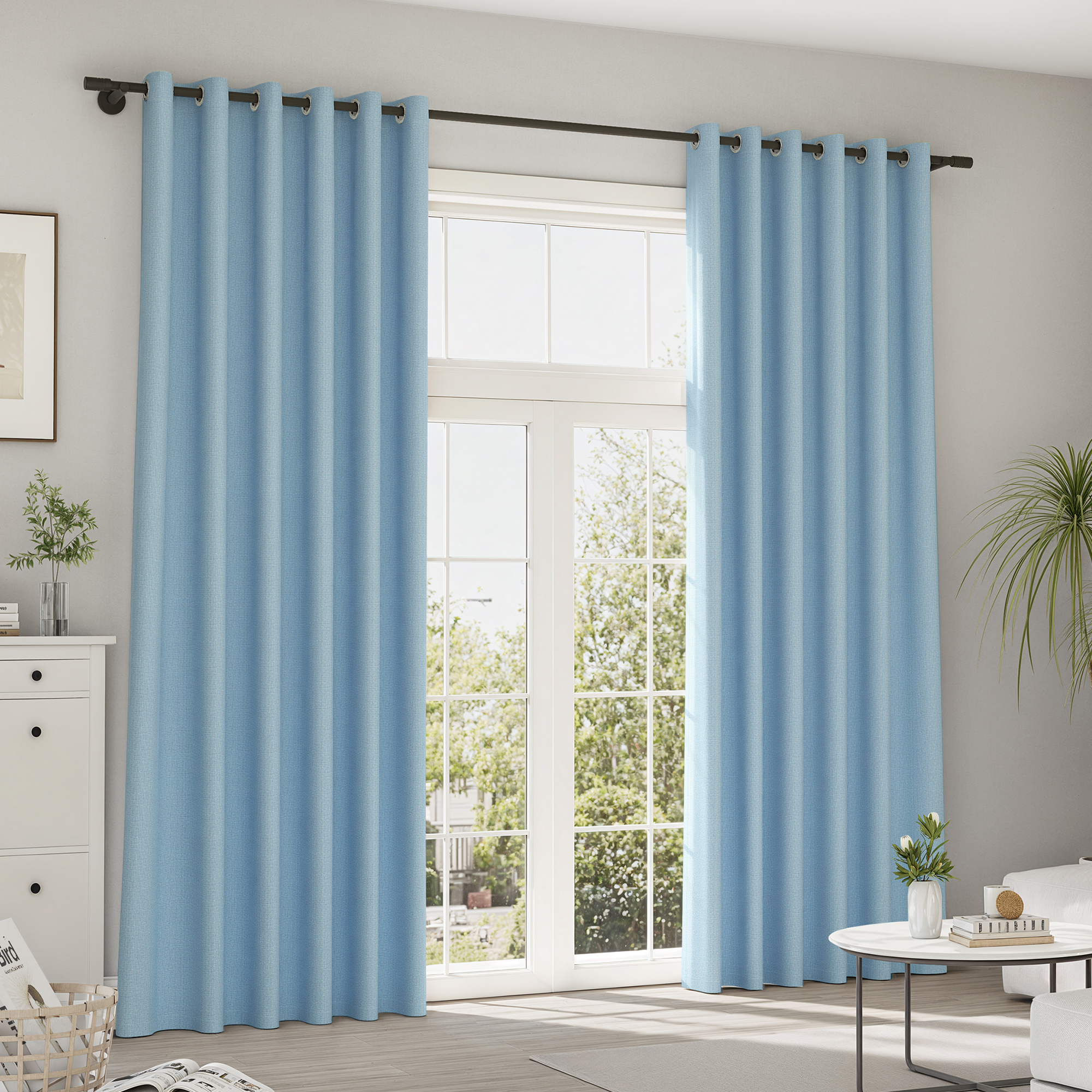 Vorhänge an einer Stange vor einer großen Fensterfront in einem Wohnraum