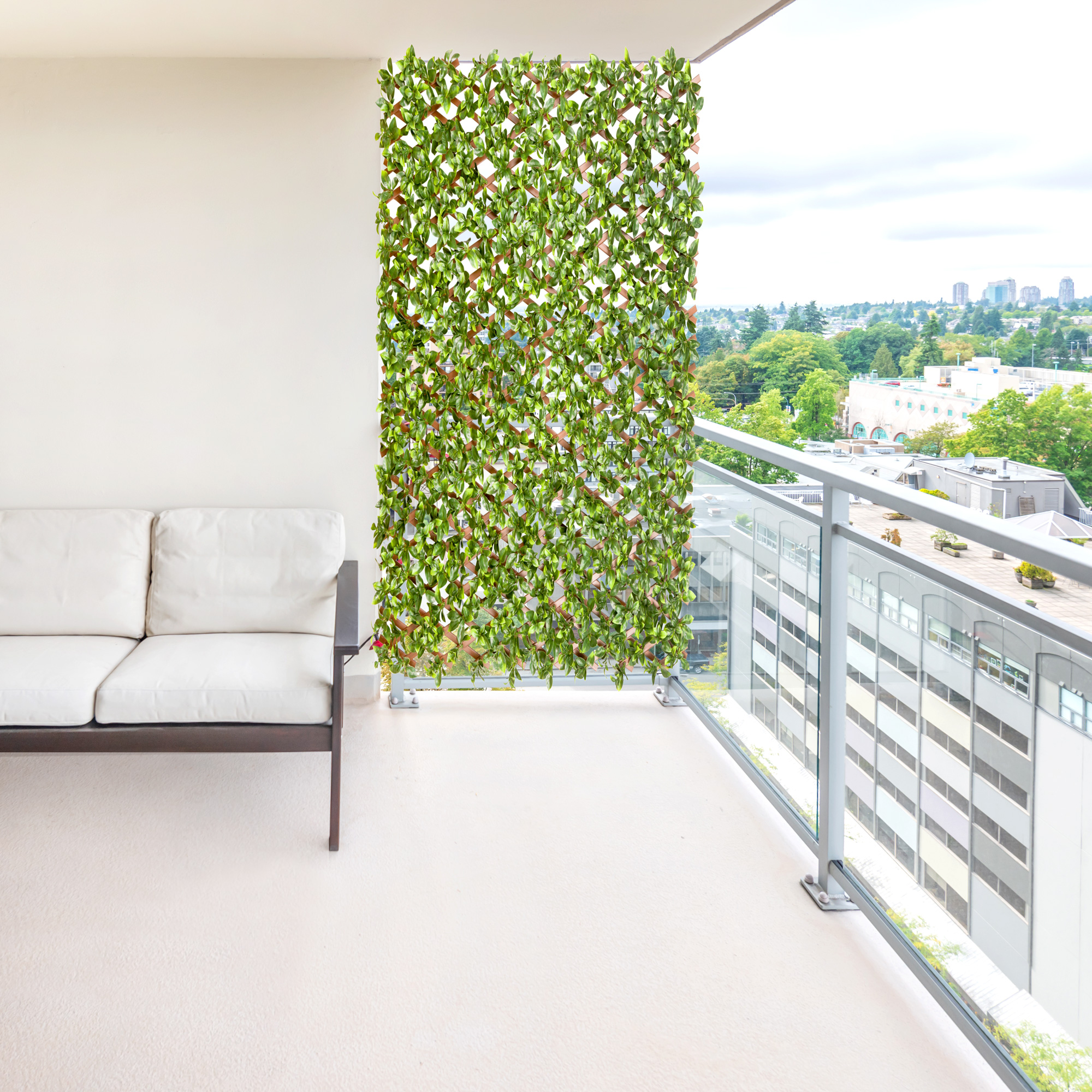 Künstliche Pflanzenwand auf Balkon als Sichtschutz und Dekoration