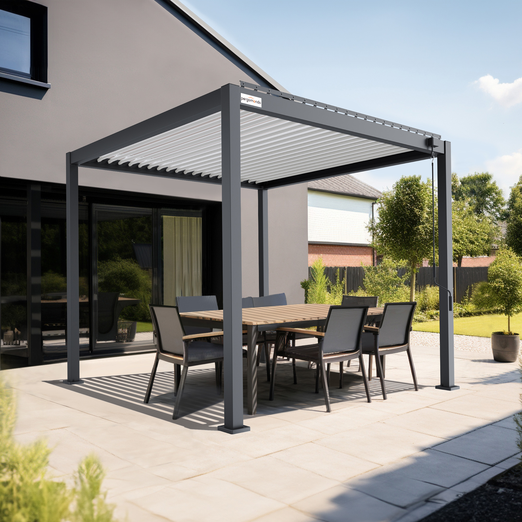 Pergola mit verstellbarem Lamellendach über einem Esstisch im Freien