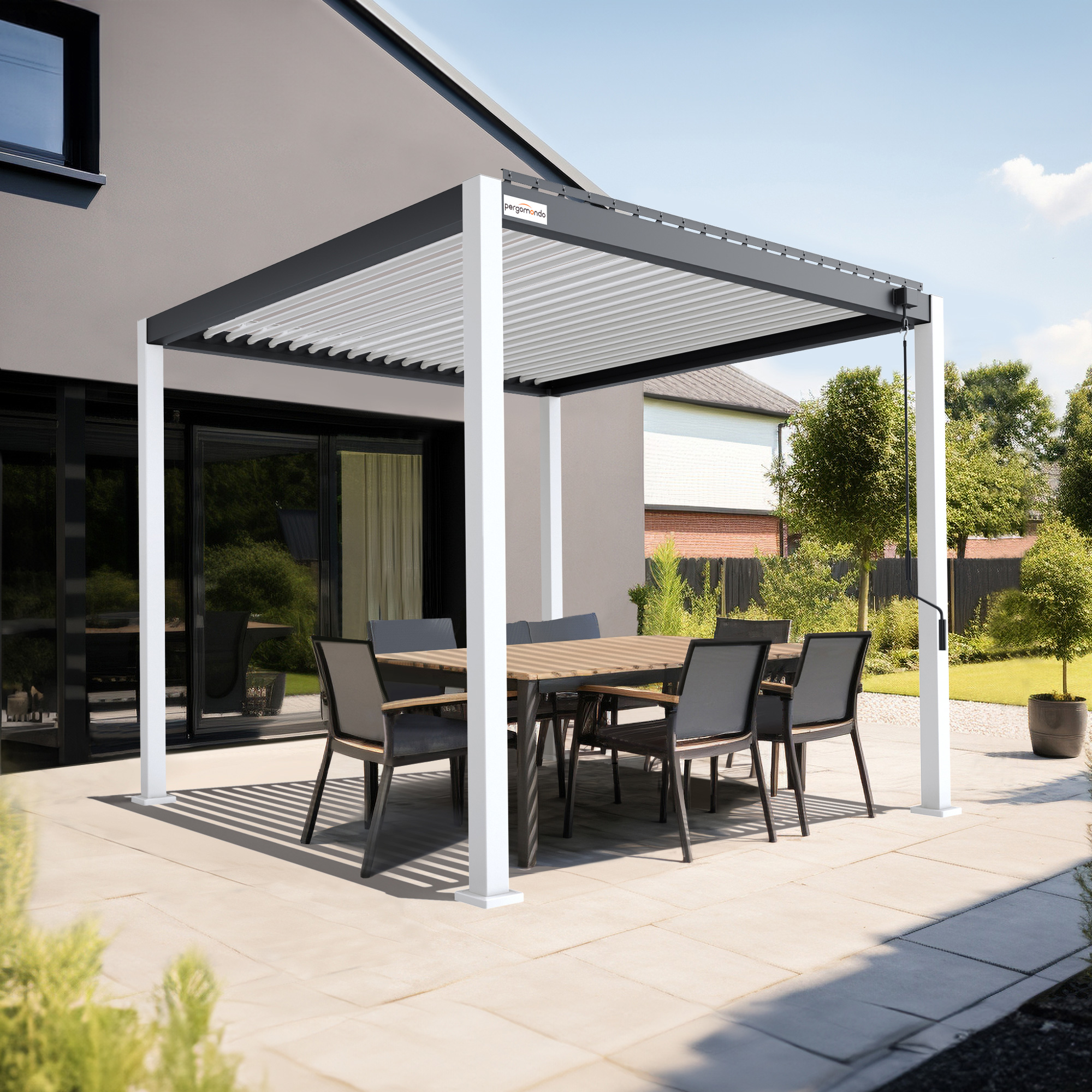 Pergola mit Lamellendach über einem Esstisch im Freien