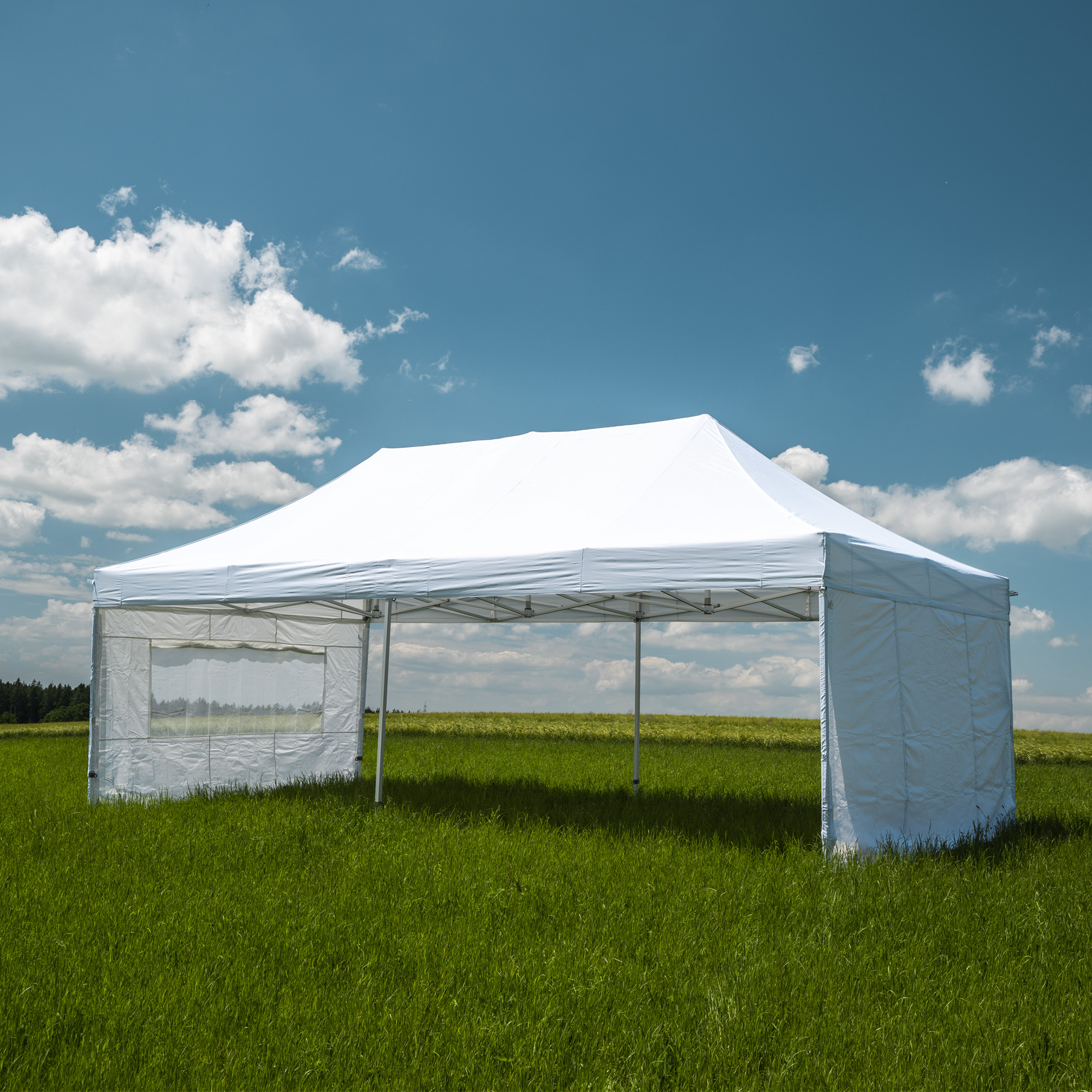 Faltpavillon PRO auf Wiese, rechteckige Struktur mit Dach und Seitenwänden, freistehend