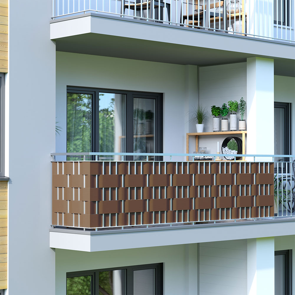 Balkon mit dekorativem Geländer und Pflanzen auf einem Regal im Hintergrund