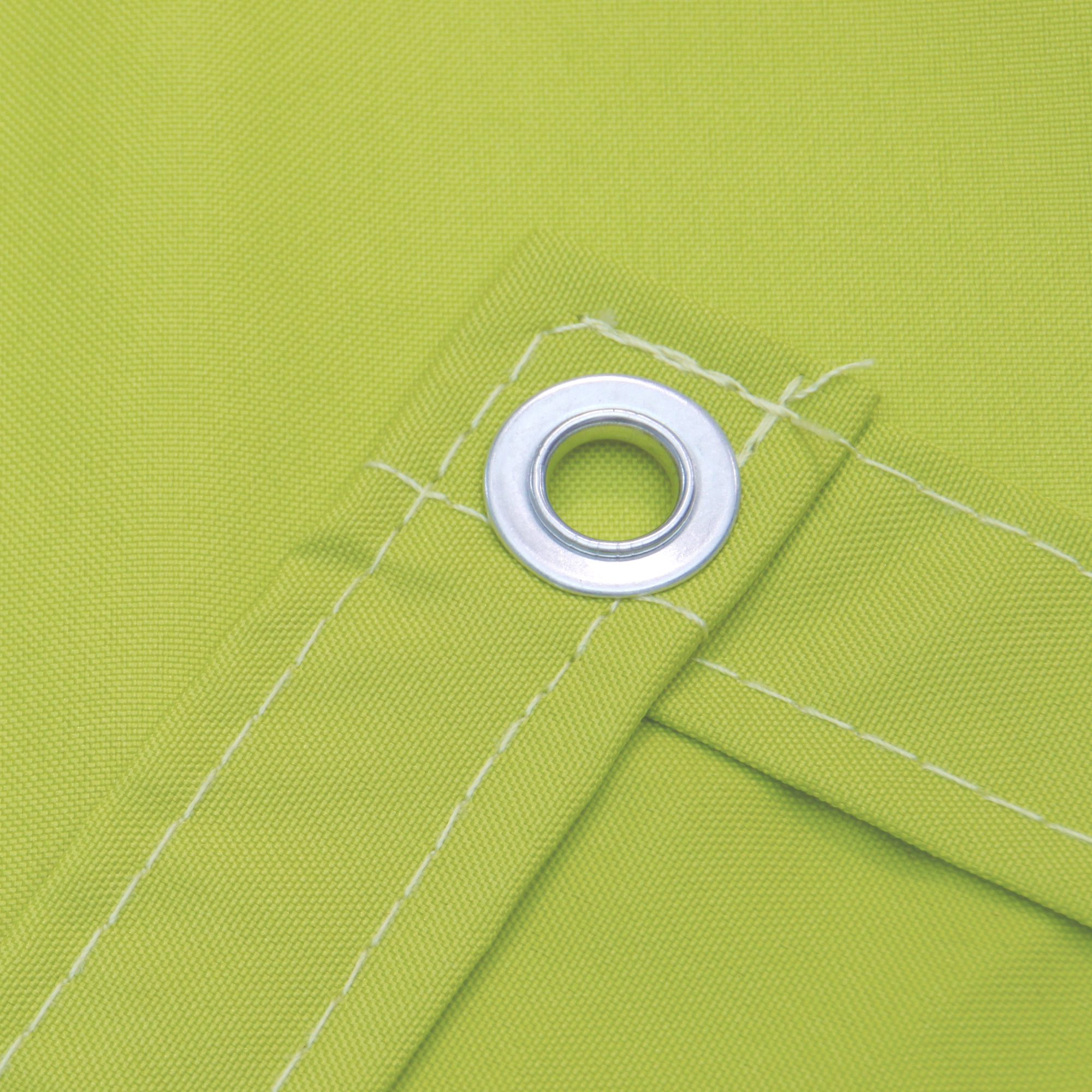 Nahaufnahme einer Balkonbespannung aus wasserdichtem Polyester mit Öse zur Befestigung
