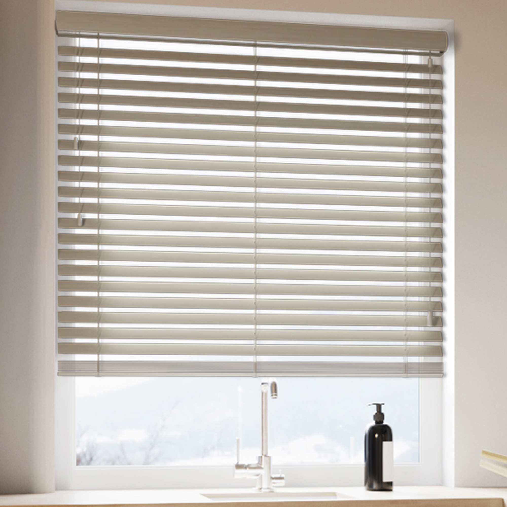 Jalousie aus Holz und Bambus vor einem Fenster mit Waschbecken und Seifenspender