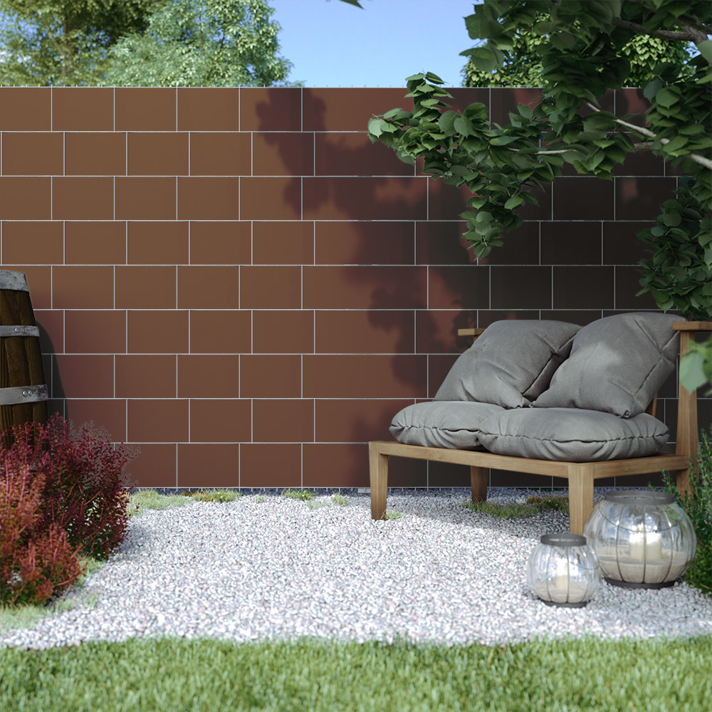 Sichtschutzstreifen aus PVC in einem Garten mit Sitzbereich und Pflanzen
