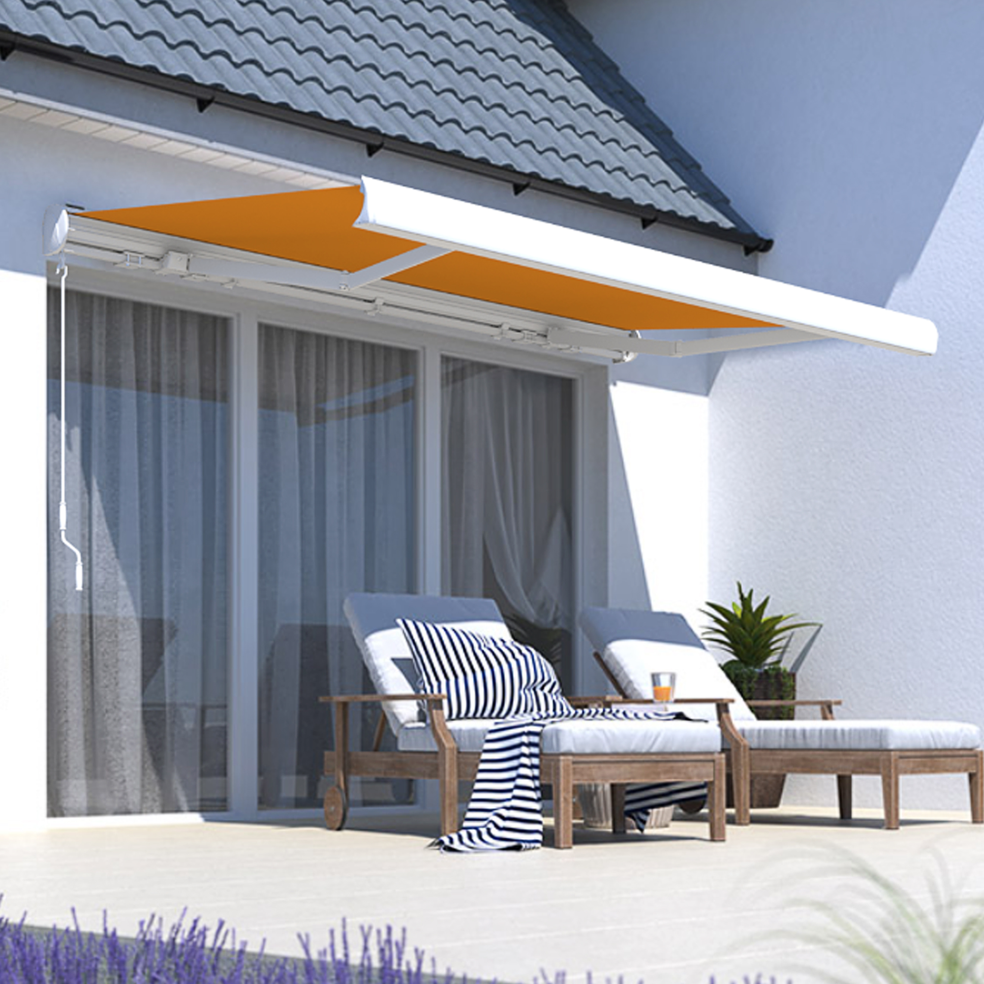 Kassettenmarkise über Terrasse mit Liegestühlen und Pflanzen