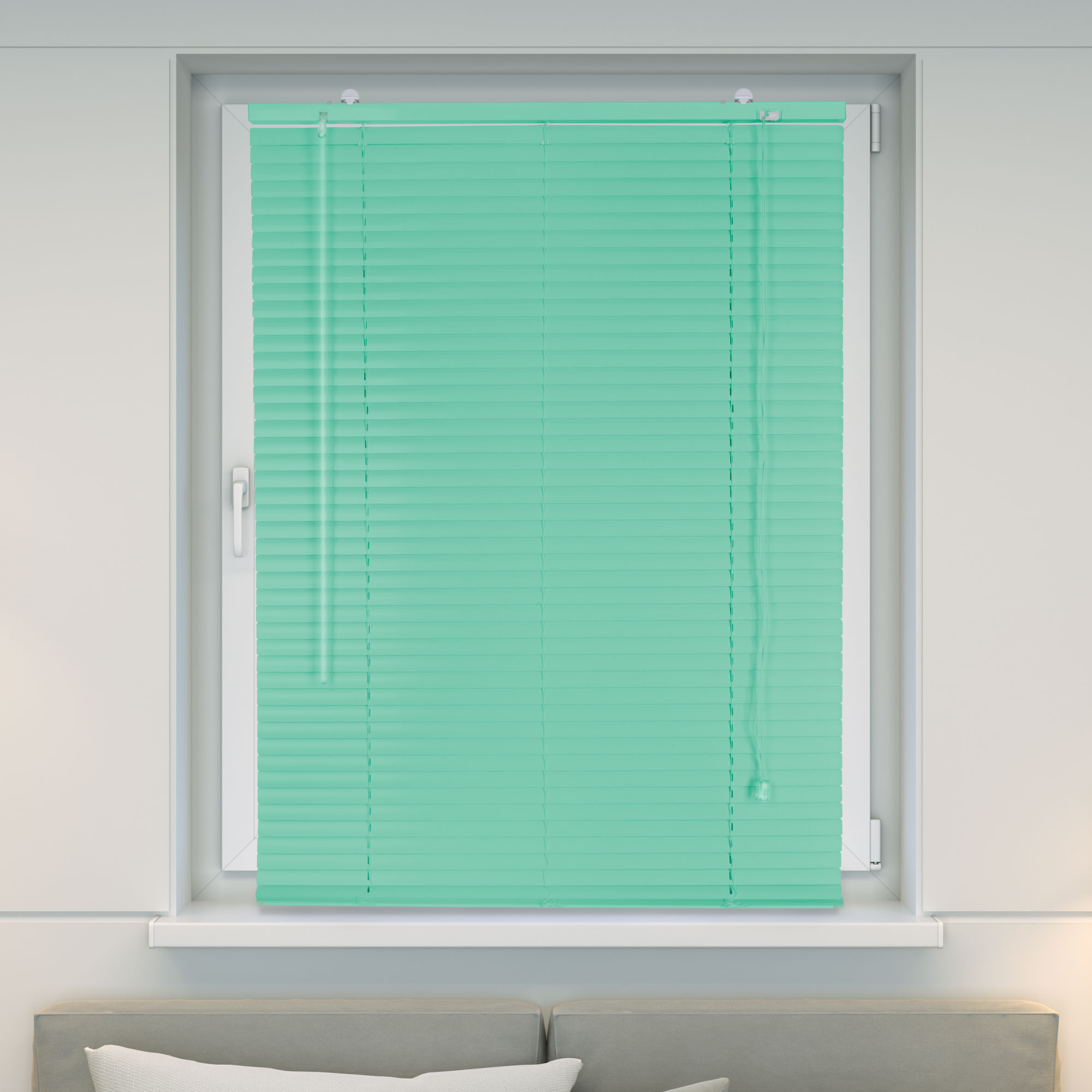 Fenster mit Jalousie, geschlossen, mit Bedienstab und Zugkette