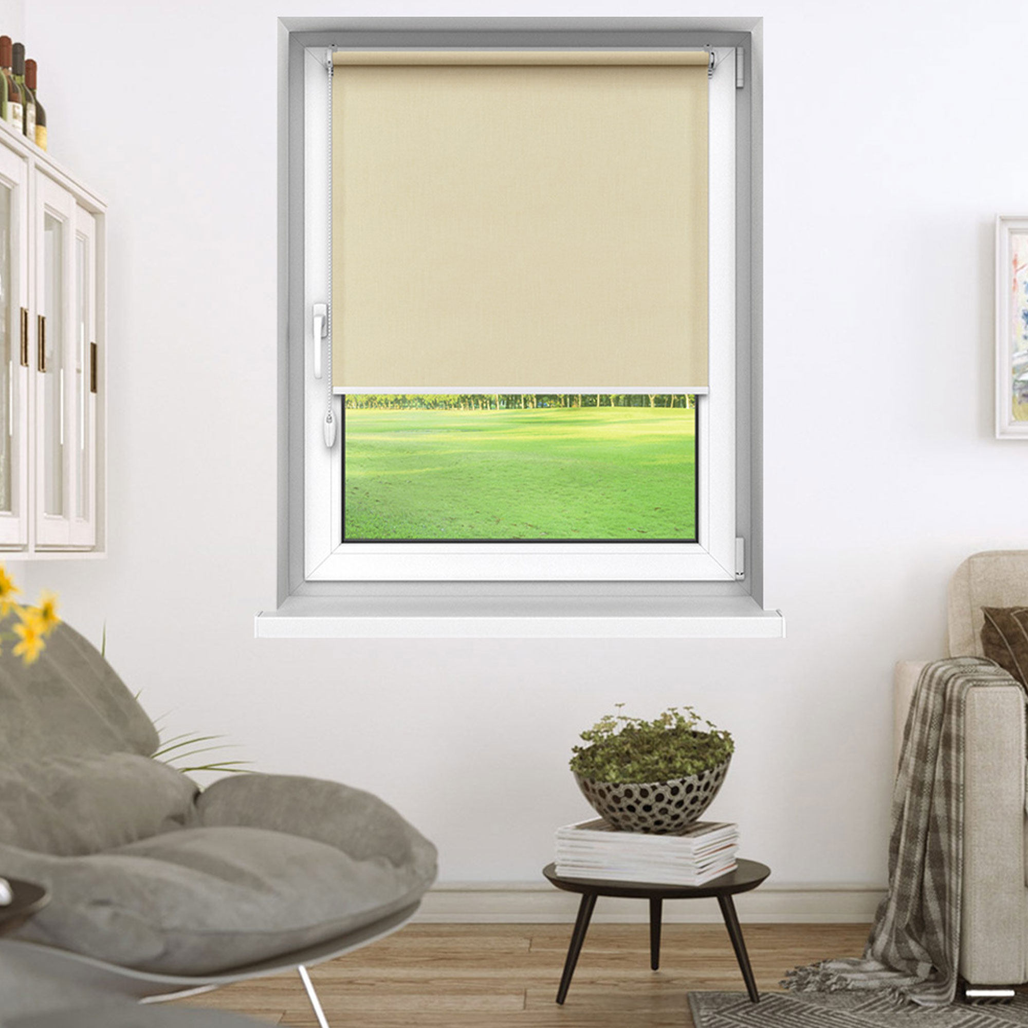 Wohnzimmer mit Sofa, Tisch, Bildern und Fenster mit Rollo, das einen Klebehalter verwendet