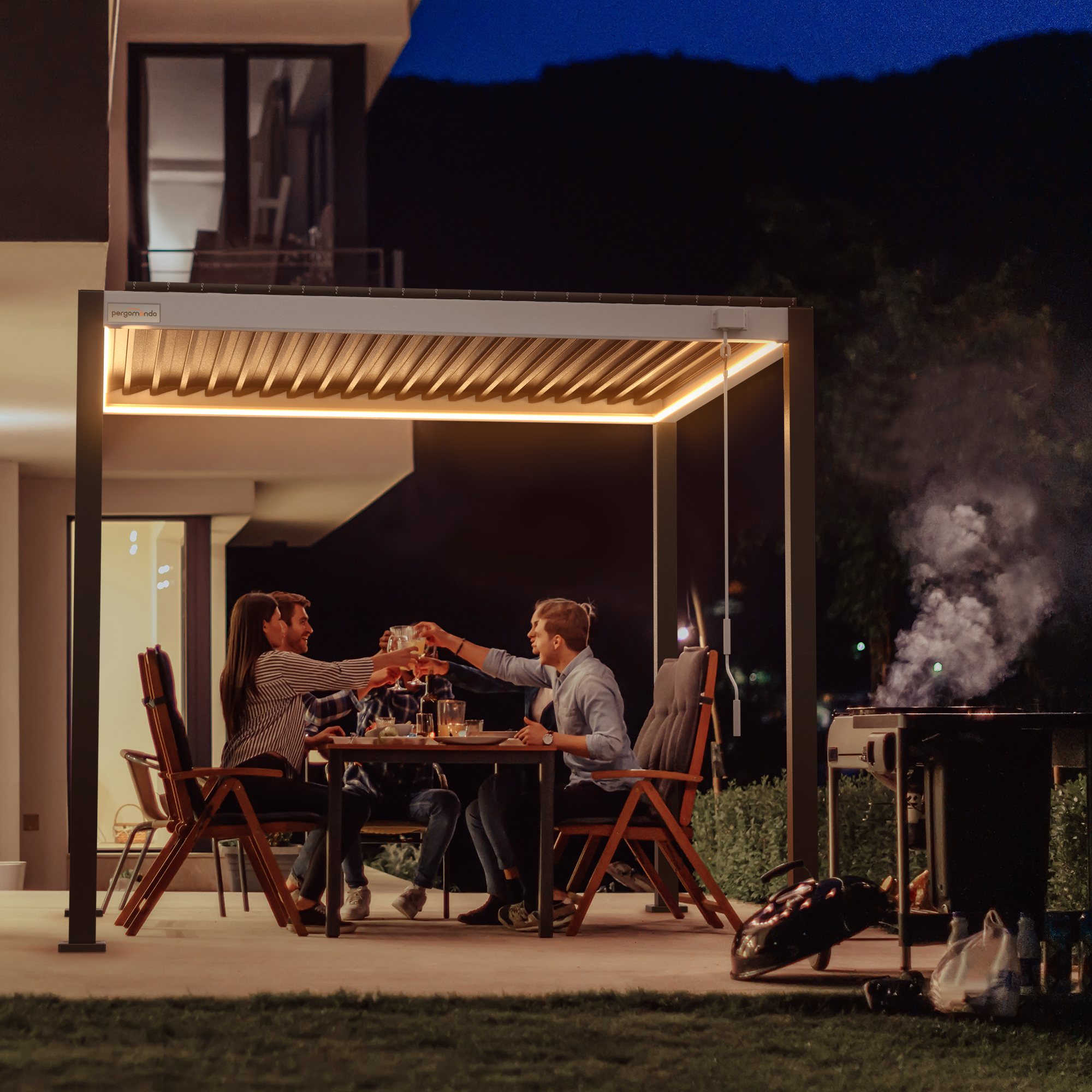 Menschen sitzen unter einer Pergola mit Lamellendach und stoßen an