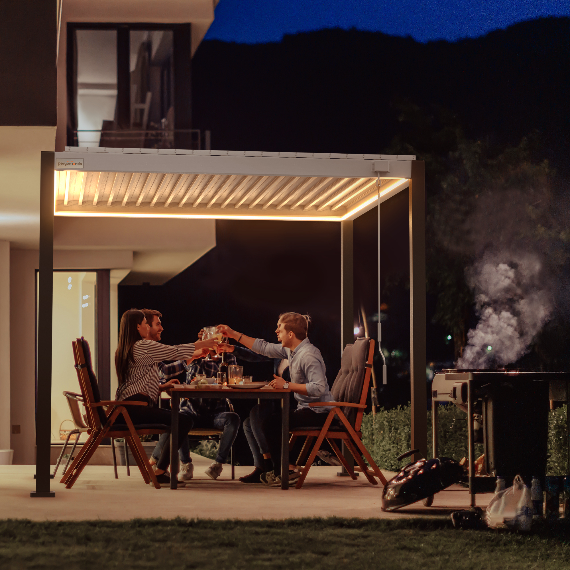 Menschen sitzen unter einer Pergola mit Lamellendach und stoßen an